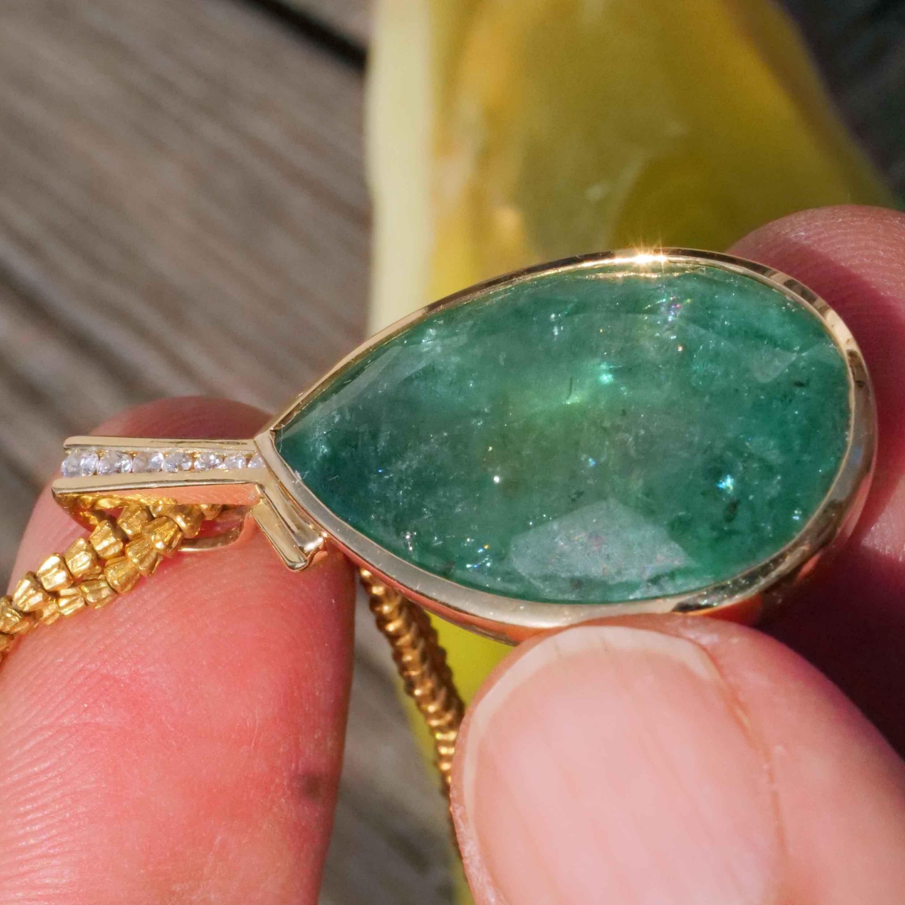28 Carat Emerald Drop Brilliante Pendentif magnifique eye catching Seize 39x20 mm en vente 6