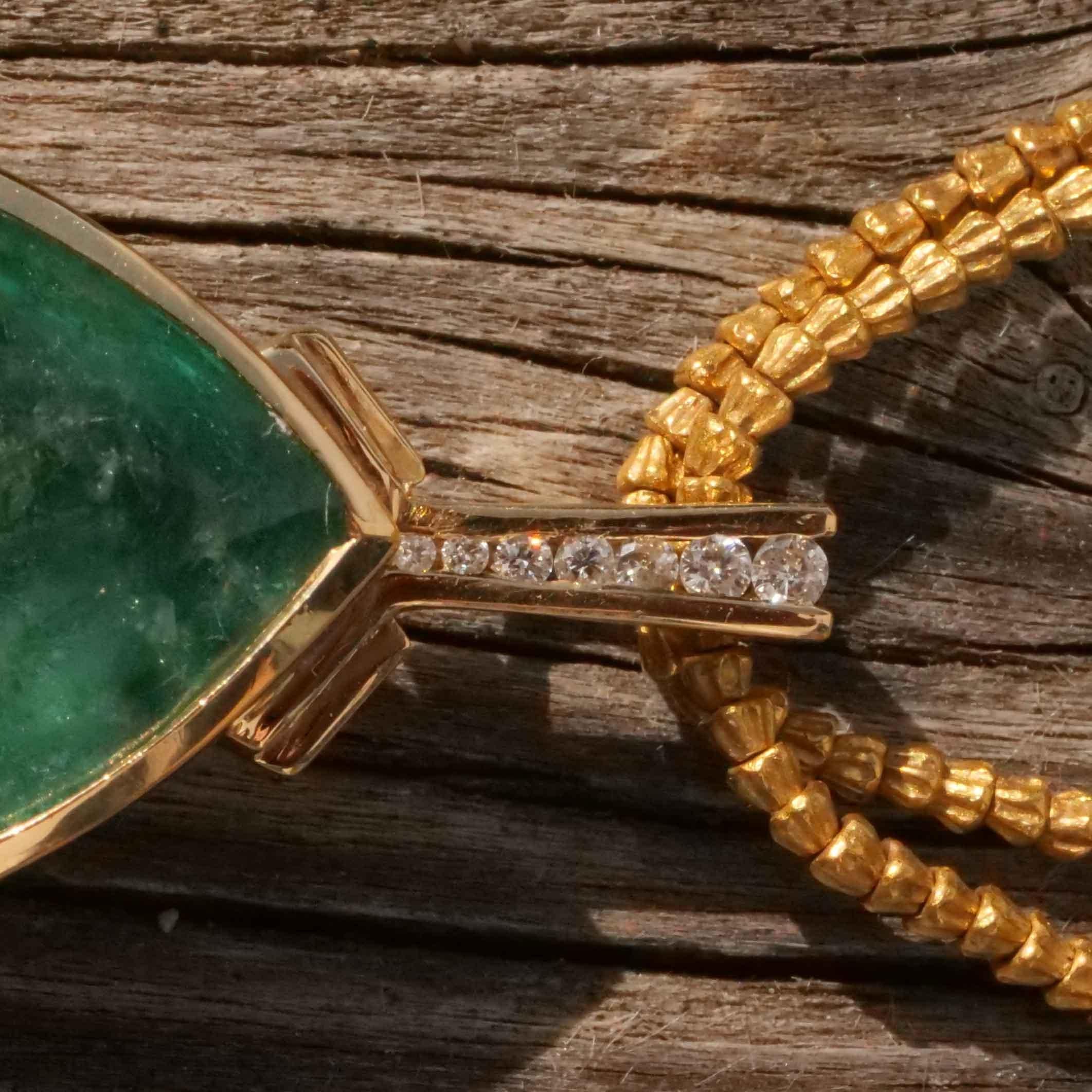 28 Carat Emerald Drop Brilliante Pendentif magnifique eye catching Seize 39x20 mm en vente 7