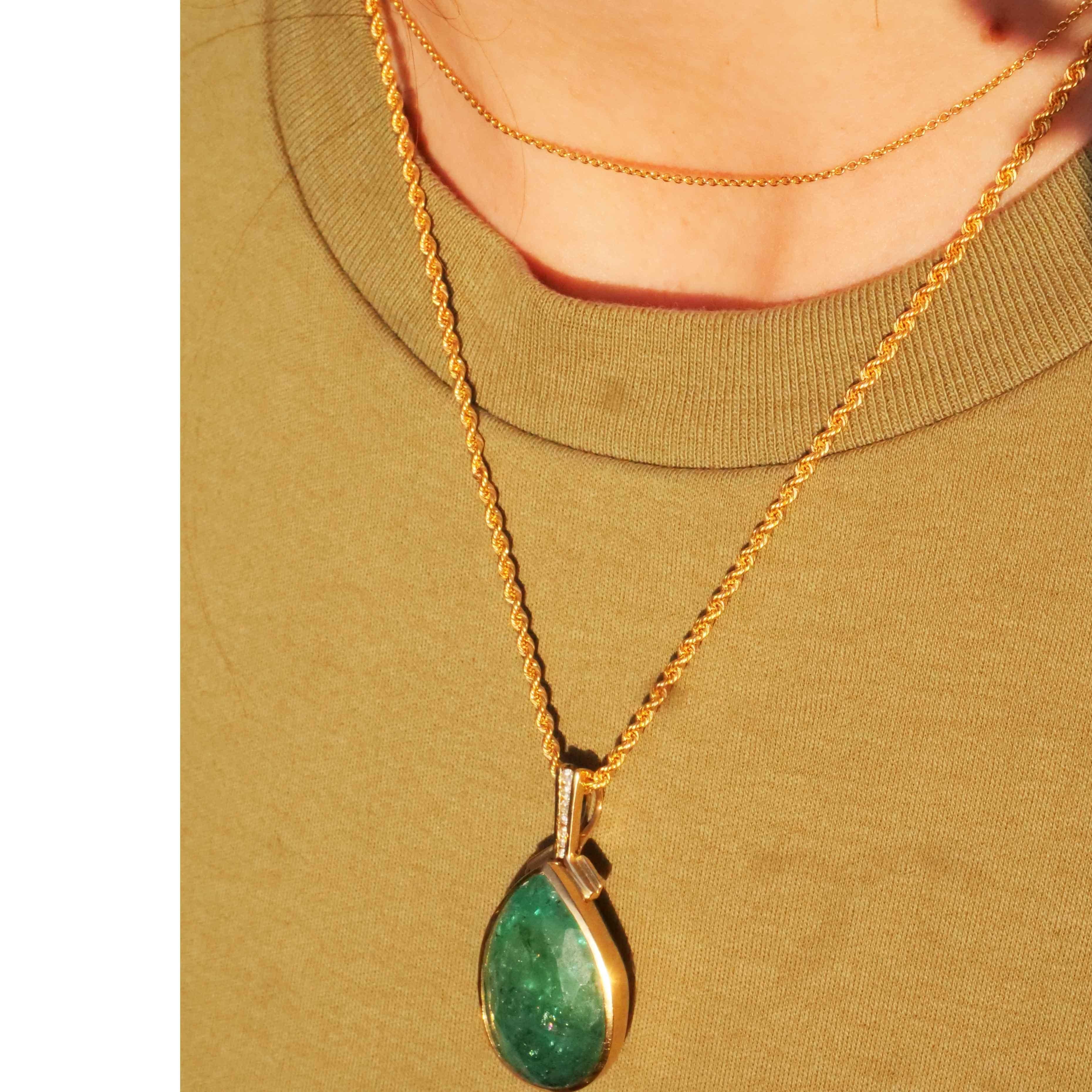 28 Carat Emerald Drop Brilliante Pendentif magnifique eye catching Seize 39x20 mm en vente 9