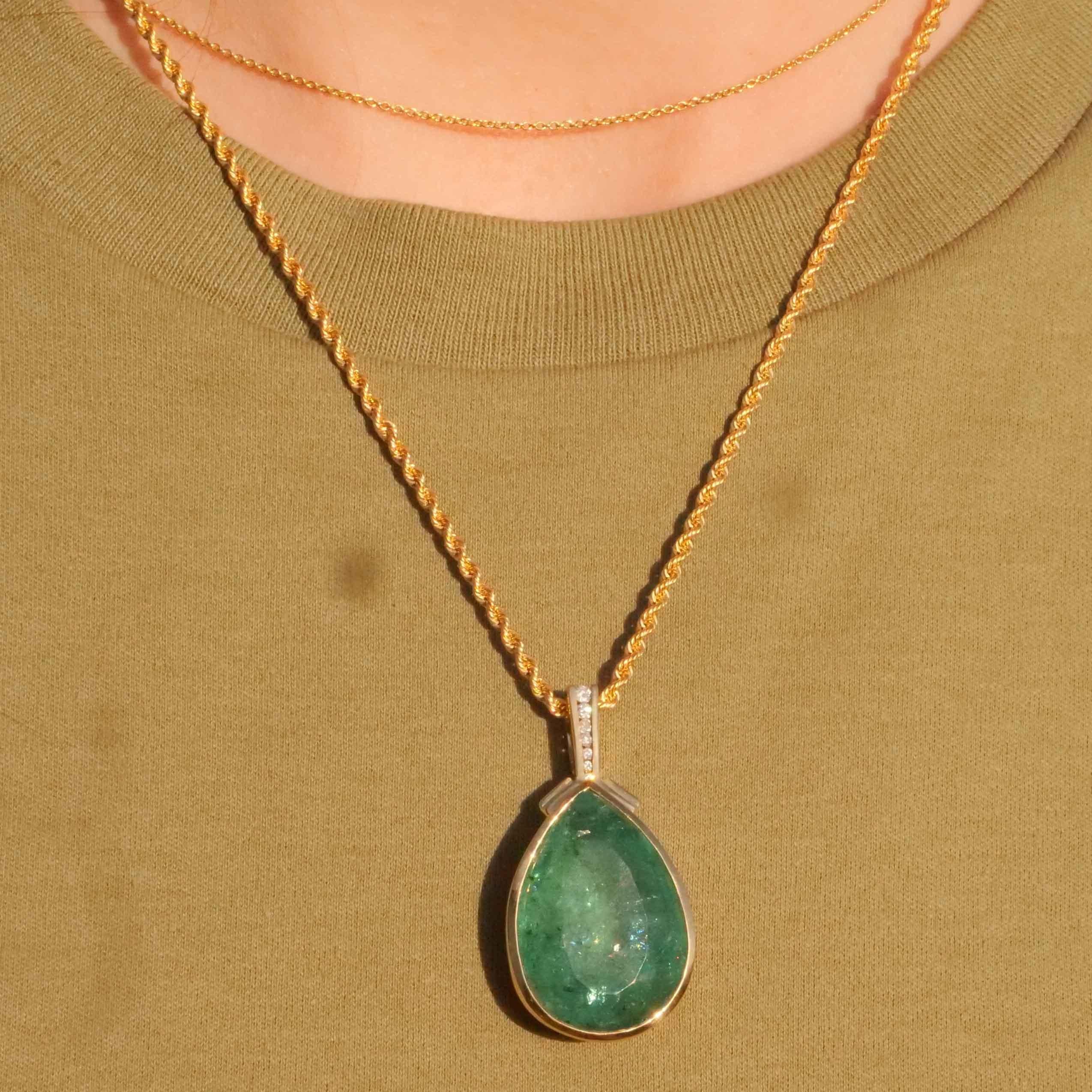 28 Carat Emerald Drop Brilliante Pendentif magnifique eye catching Seize 39x20 mm en vente 10