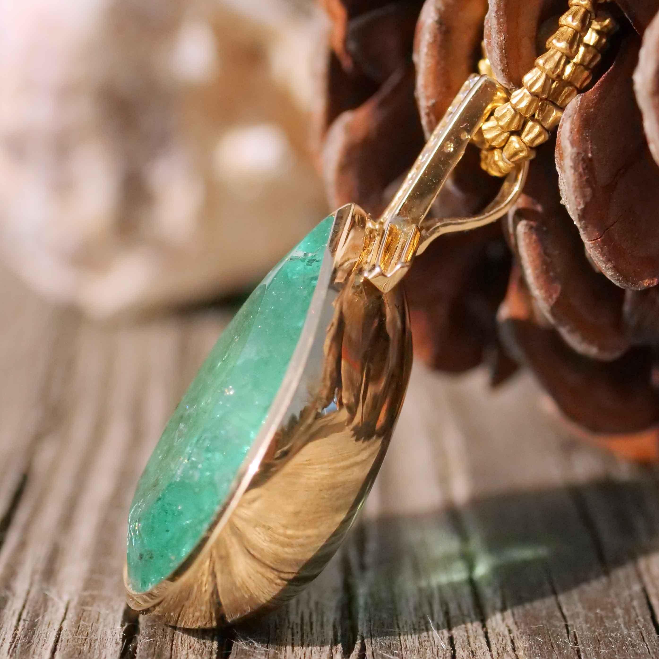 Moderne 28 Carat Emerald Drop Brilliante Pendentif magnifique eye catching Seize 39x20 mm en vente