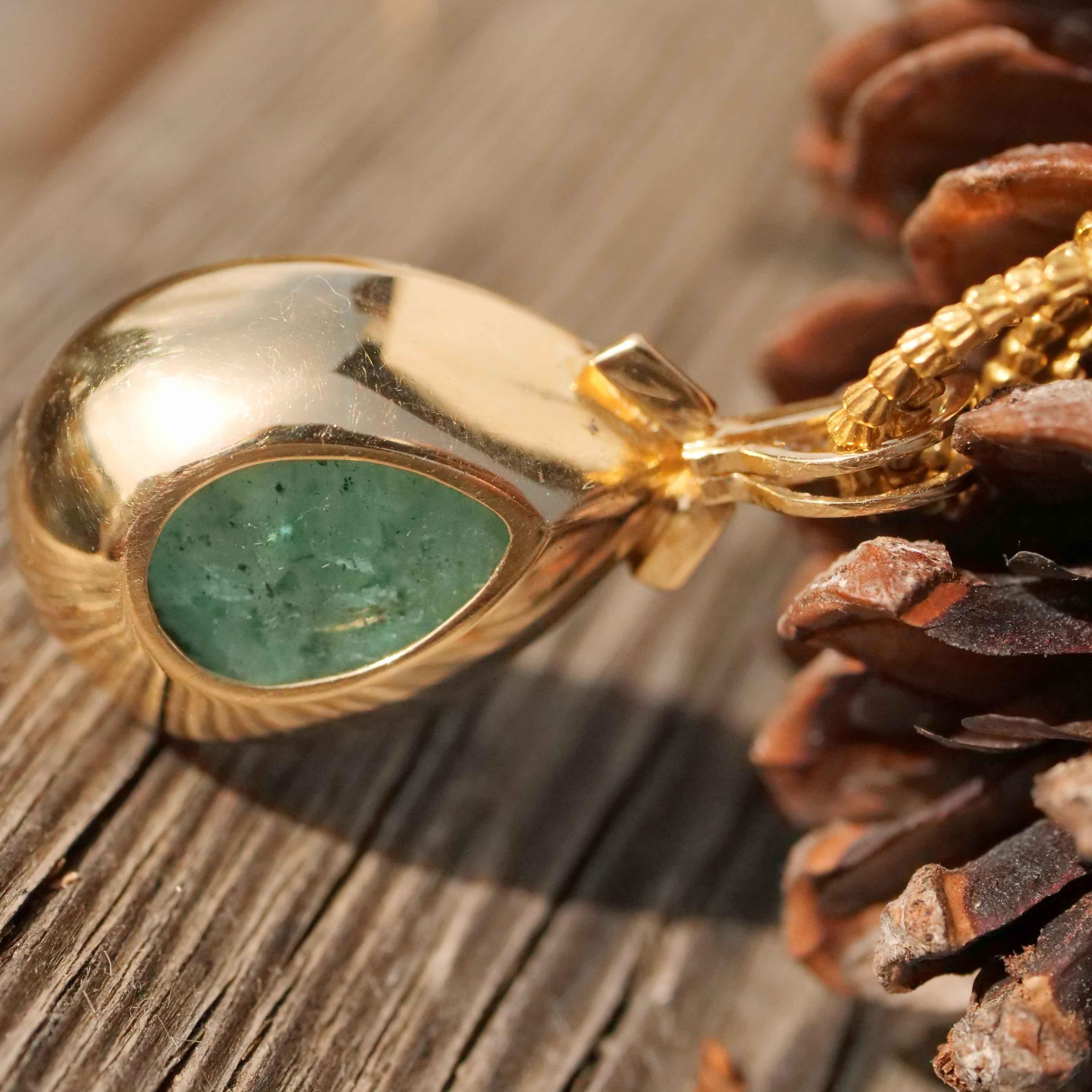 Taille cabochon 28 Carat Emerald Drop Brilliante Pendentif magnifique eye catching Seize 39x20 mm en vente