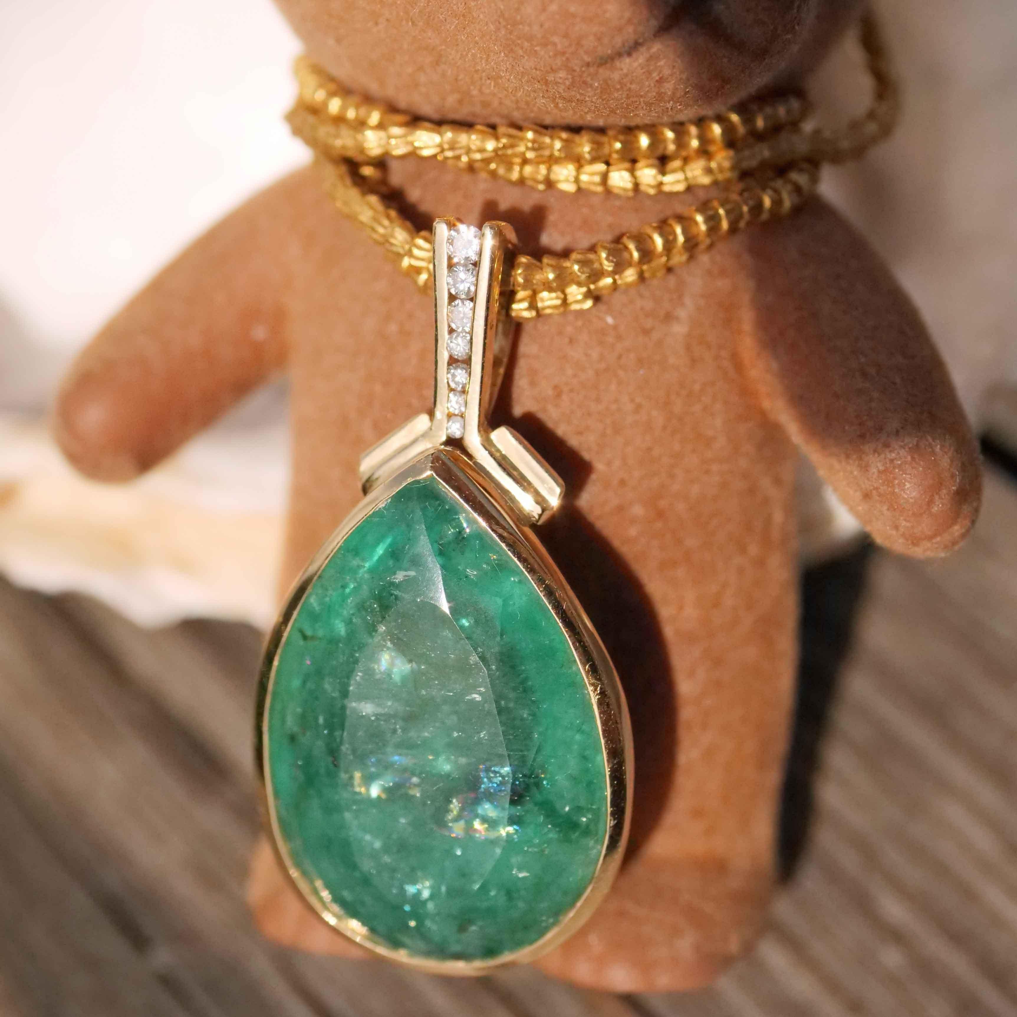 28 Carat Emerald Drop Brilliante Pendentif magnifique eye catching Seize 39x20 mm Neuf - En vente à Viena, Viena