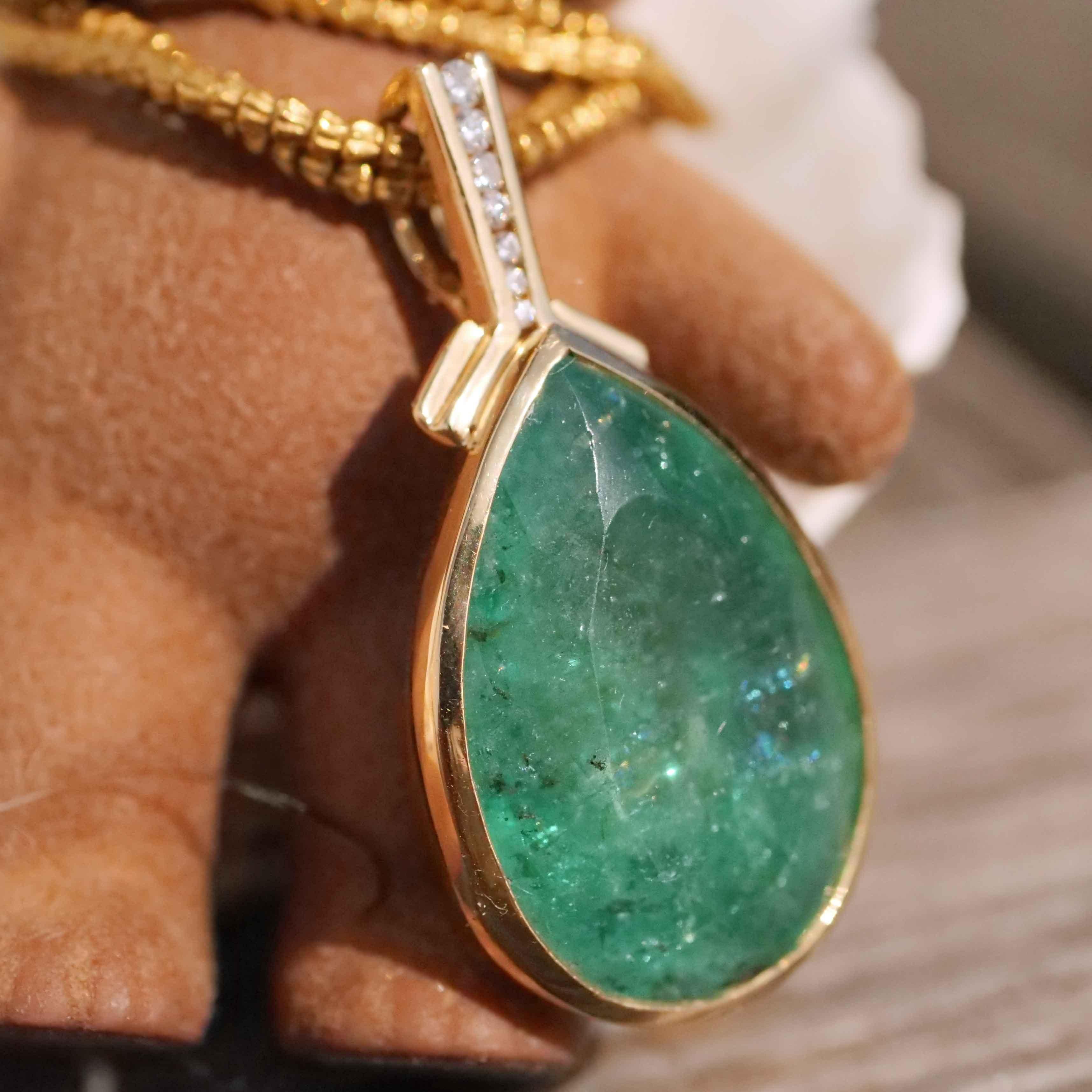 28 Carat Emerald Drop Brilliante Pendentif magnifique eye catching Seize 39x20 mm Unisexe en vente