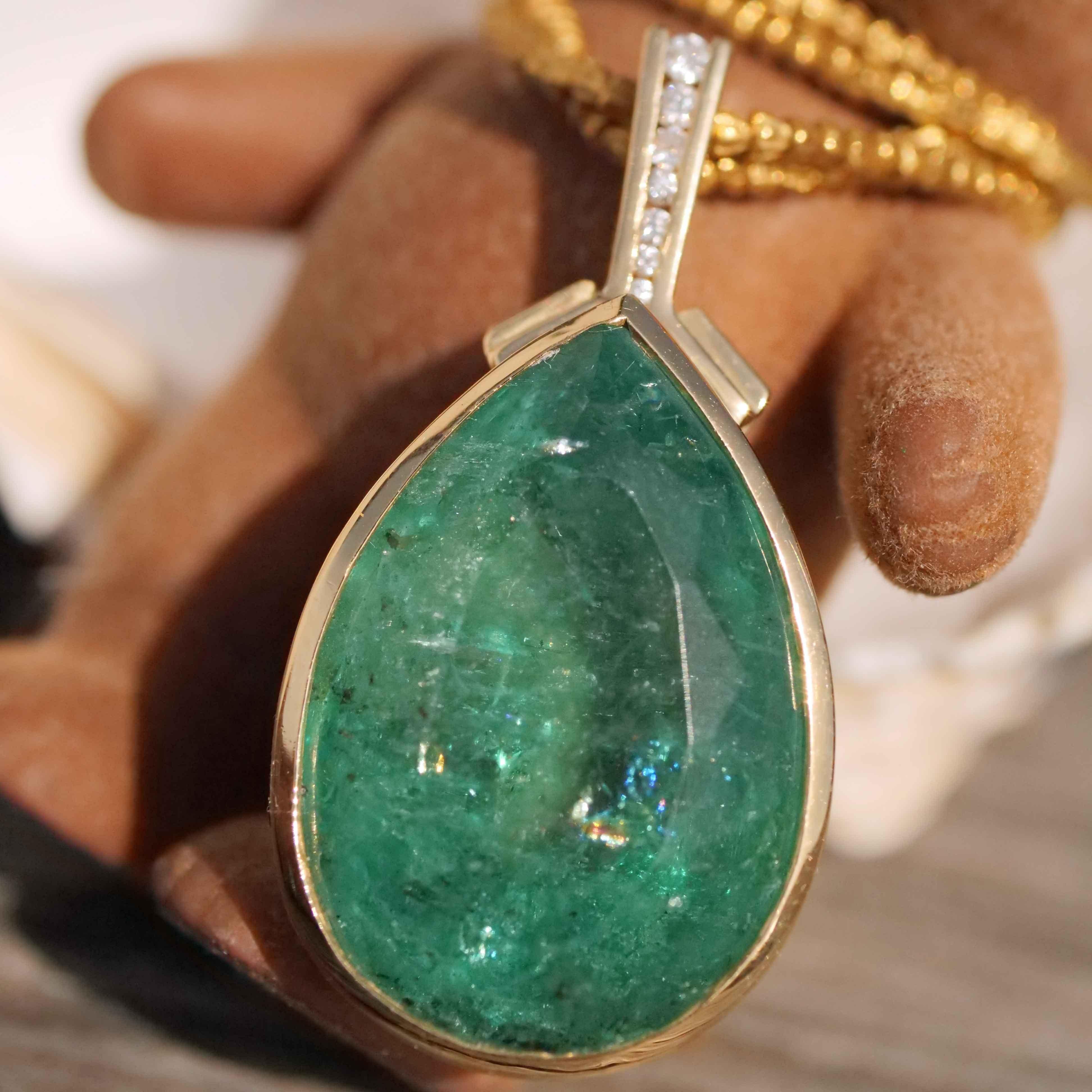 28 Carat Emerald Drop Brilliante Pendentif magnifique eye catching Seize 39x20 mm en vente 1