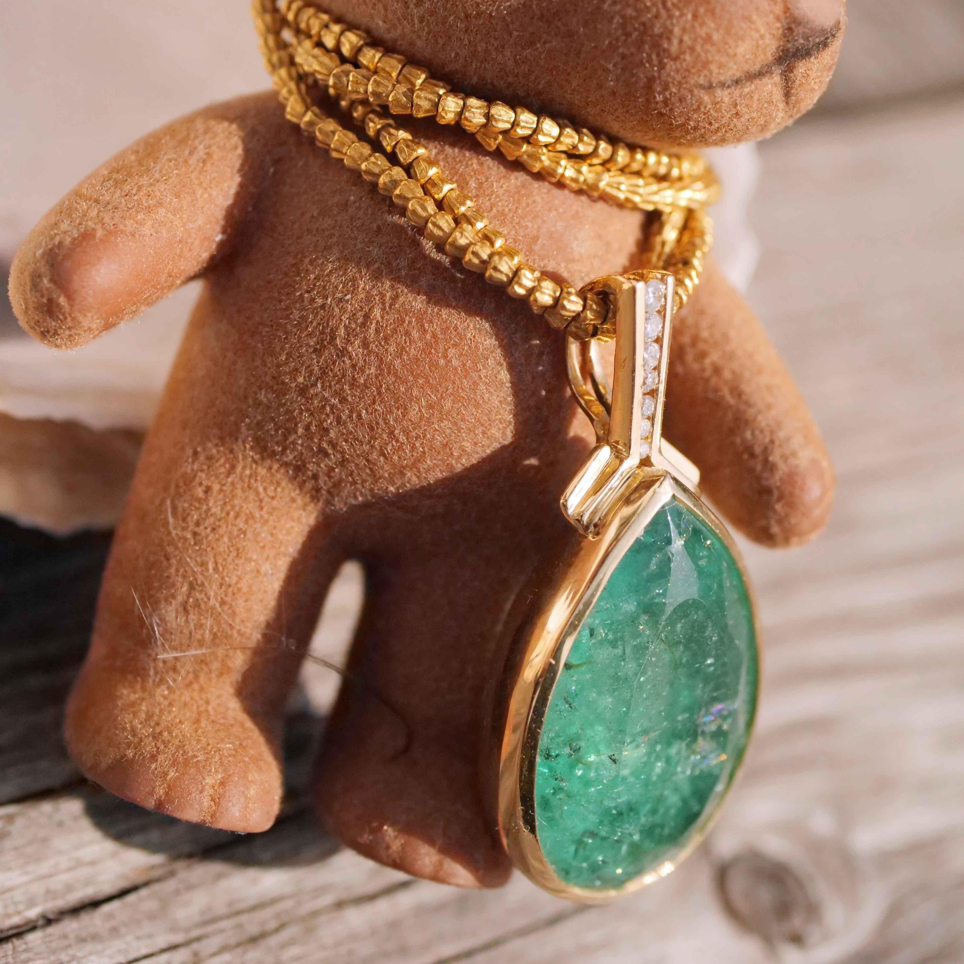 28 Carat Emerald Drop Brilliante Pendentif magnifique eye catching Seize 39x20 mm en vente 2