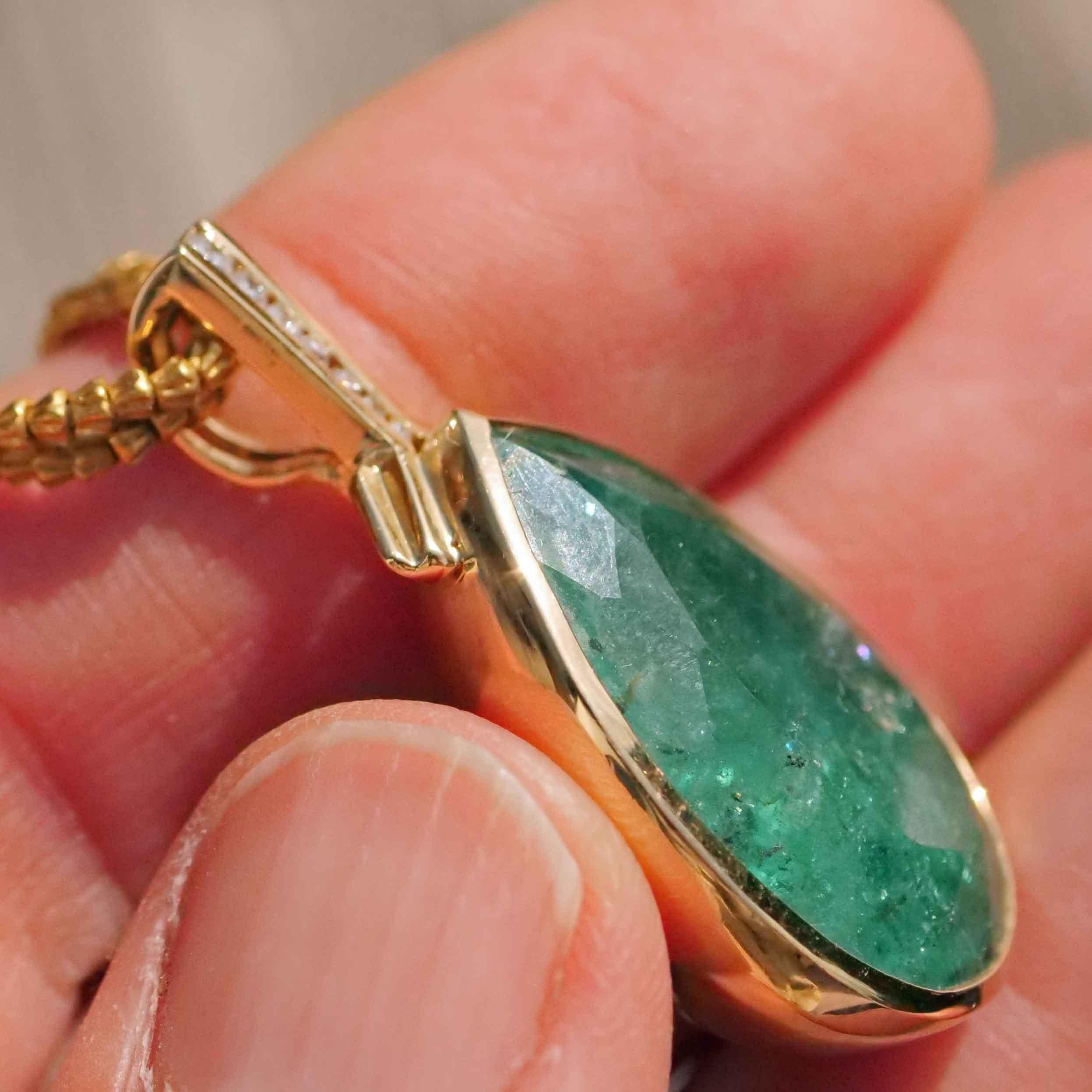 28 Carat Emerald Drop Brilliante Pendentif magnifique eye catching Seize 39x20 mm en vente 3
