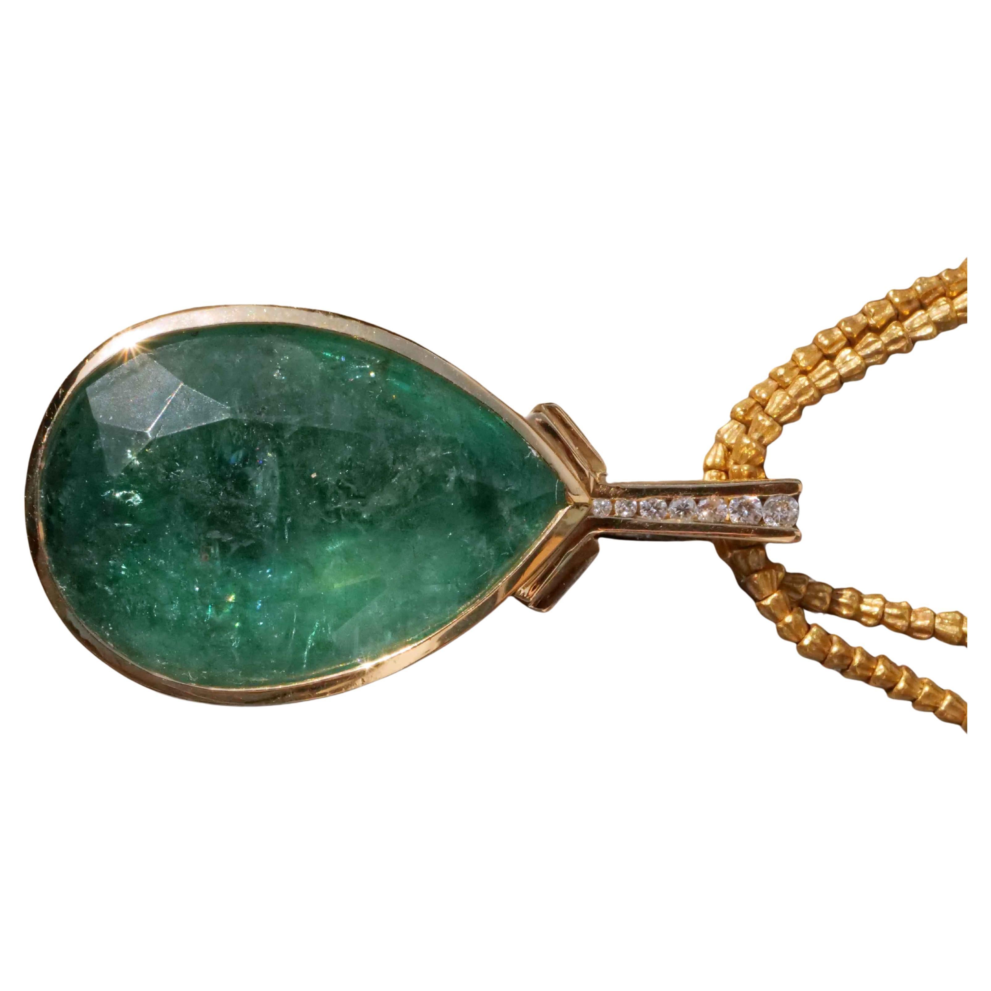28 Carat Emerald Drop Brilliante Pendentif magnifique eye catching Seize 39x20 mm en vente