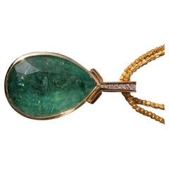Colgante Esmeralda Gota Brillante de 28 Quilates magnífico llamativo Talla 39x20 mm