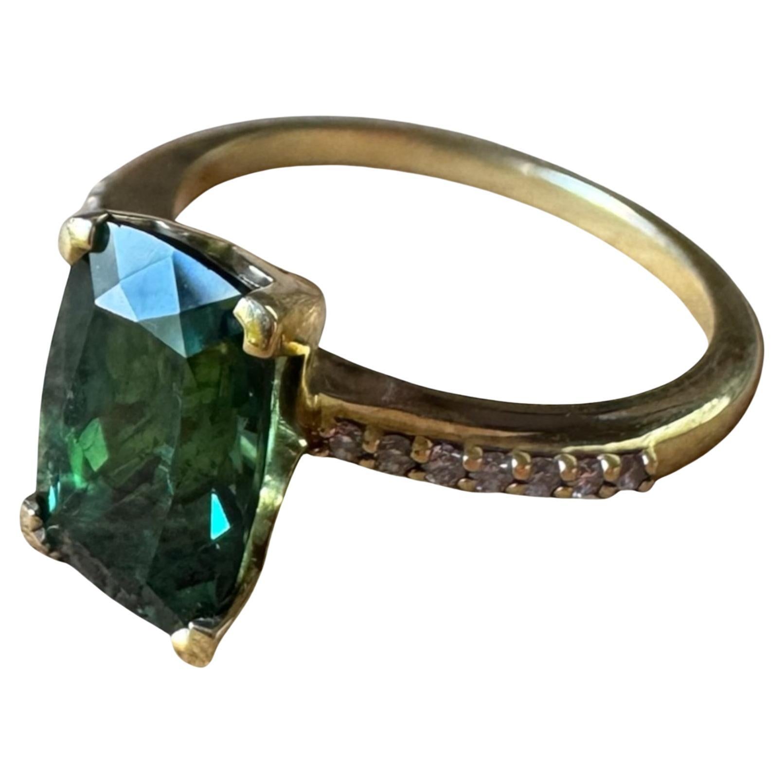 Anello con tormalina verde da 2,8 carati e pavé di diamanti in oro 18 carati in vendita
