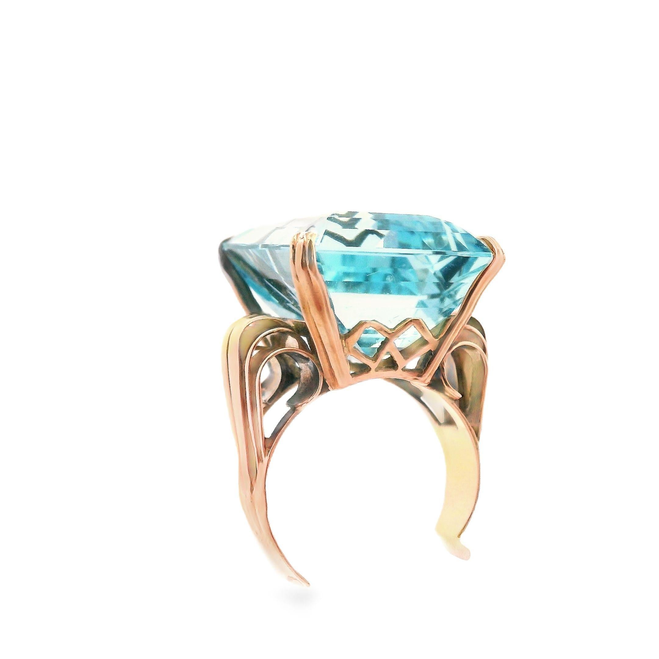 28+ Carat Natural Aquamarine and 18k Rose Gold Art Deco Ring In Good Condition For Sale In Lexington, KY