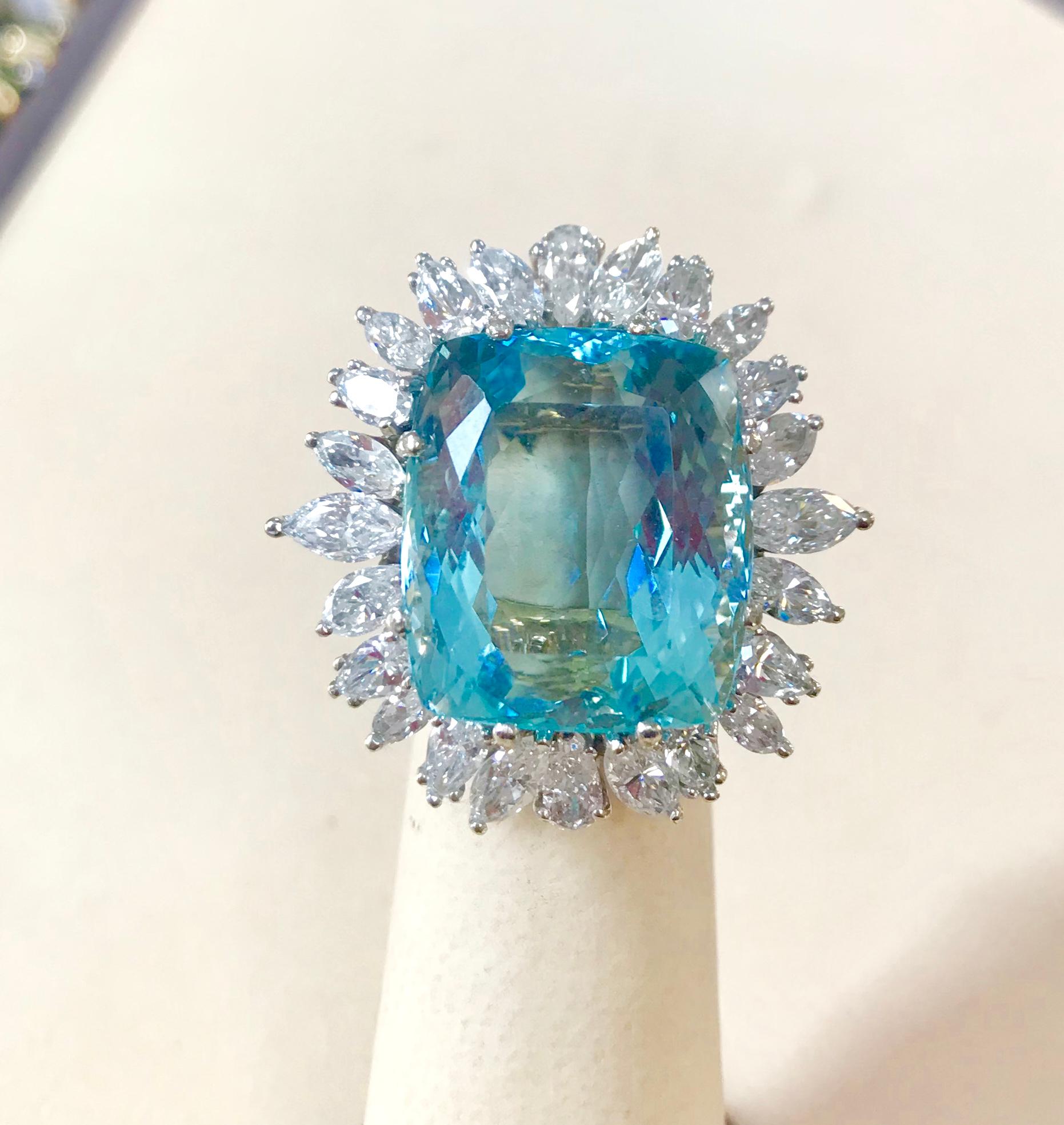 Cushion Cut 28 Carat Natural Aquamarine and Diamond Cocktail Ring 18 Karat Gold Adjustable For Sale