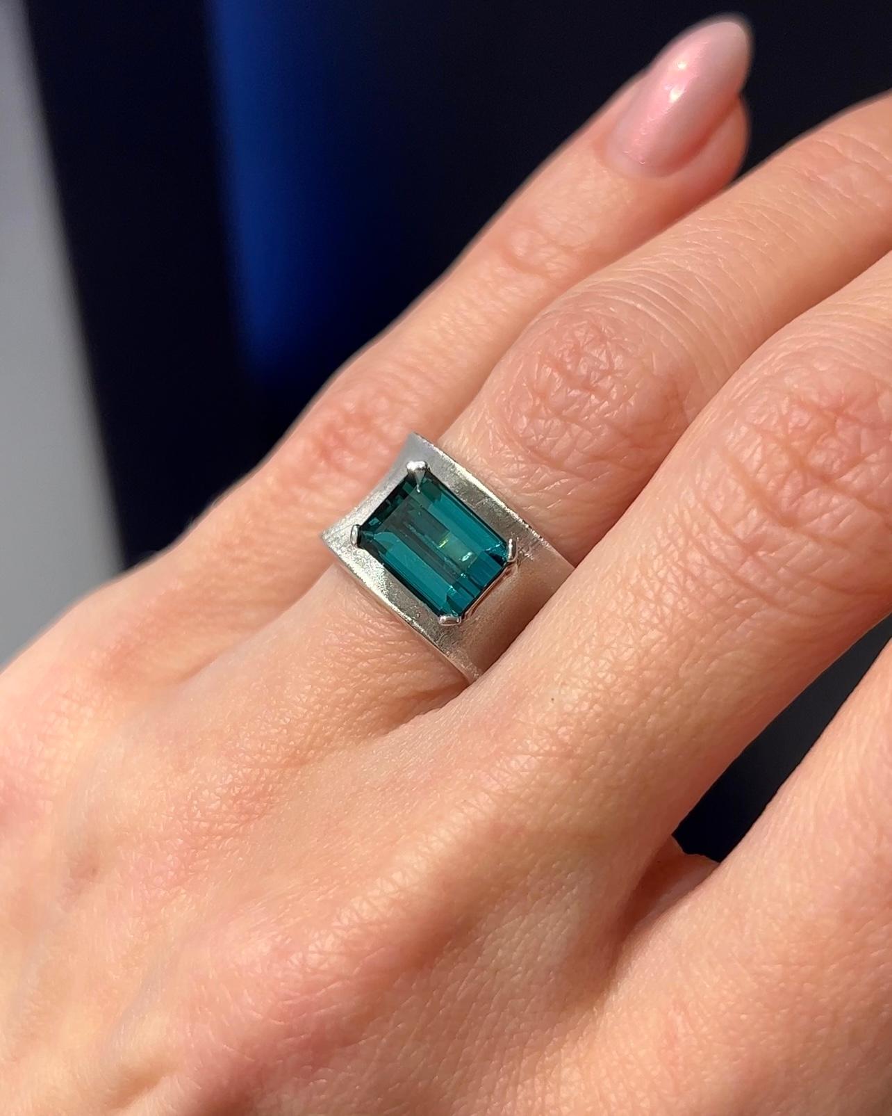 2,8 Karat natürlicher brasilianischer Turmalin Indigolith 18 Karat Weißgold breiter Ring (Zeitgenössisch) im Angebot