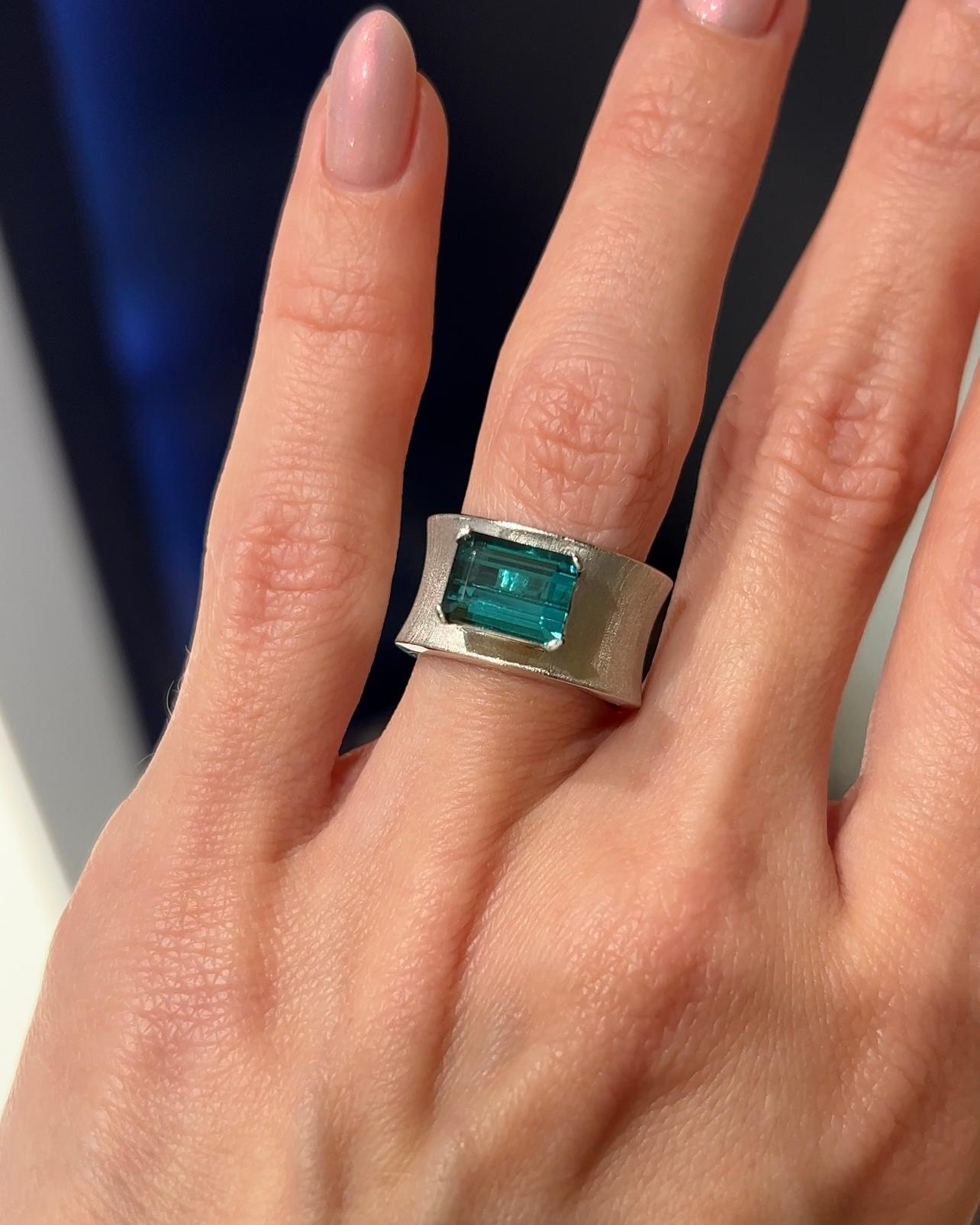 2,8 Karat natürlicher brasilianischer Turmalin Indigolith 18 Karat Weißgold breiter Ring (Achteckschliff) im Angebot
