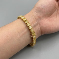 Pulsera tipo «tennis» con diamantes naturales amarillos «fancy» de 28 quilates, talla «radiant», en oro de 18 quilates
