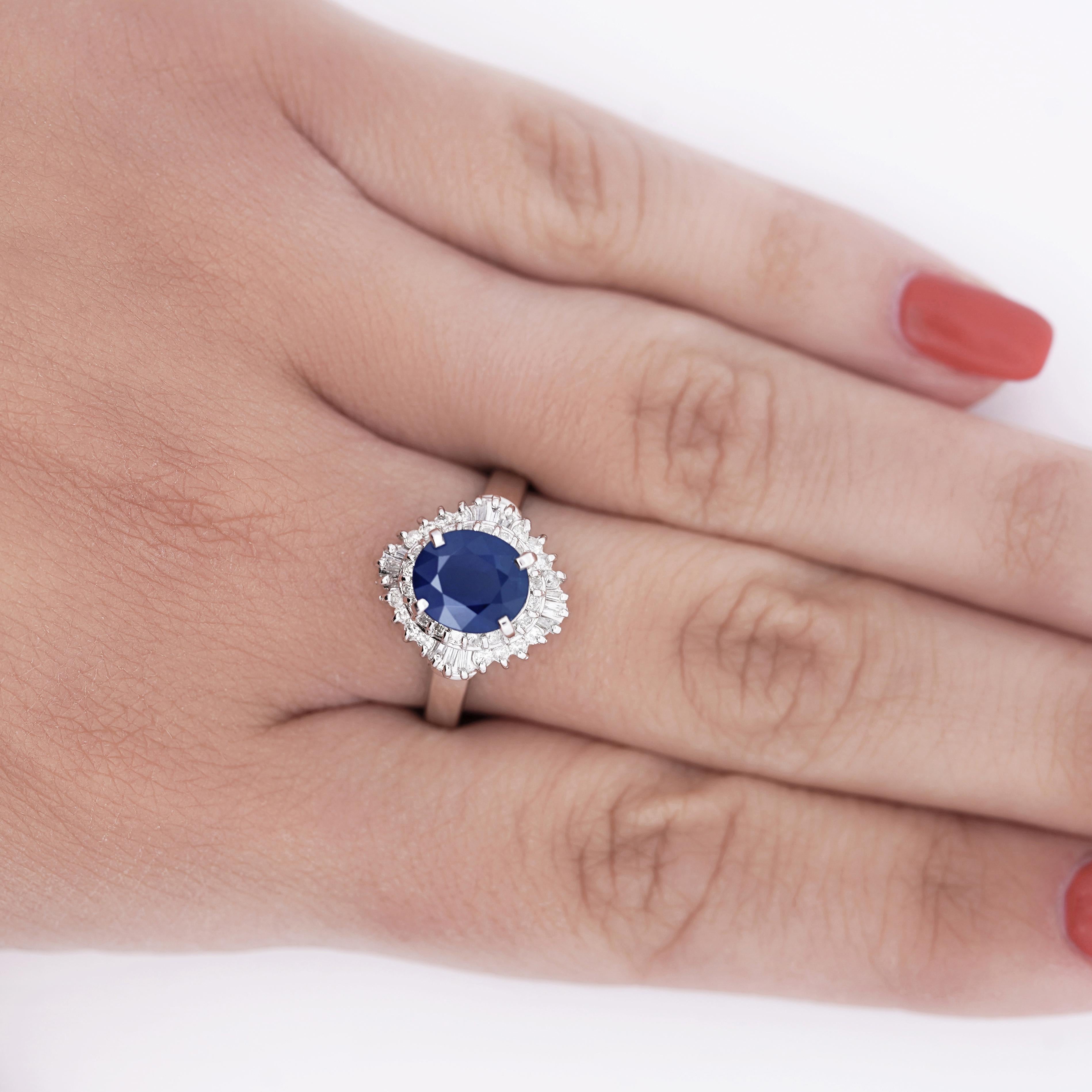 Zafiro azul intenso de 2,26 quilates, rodeado de 0,54 quilates de brillantes diamantes en un engaste atemporal estilo bailarina. 

Detalles: 
Metal: Platino
Talla: 8 (ajustable)
Peso: 7,62 gramos
 
Detalles de la piedra central:
Tipo: