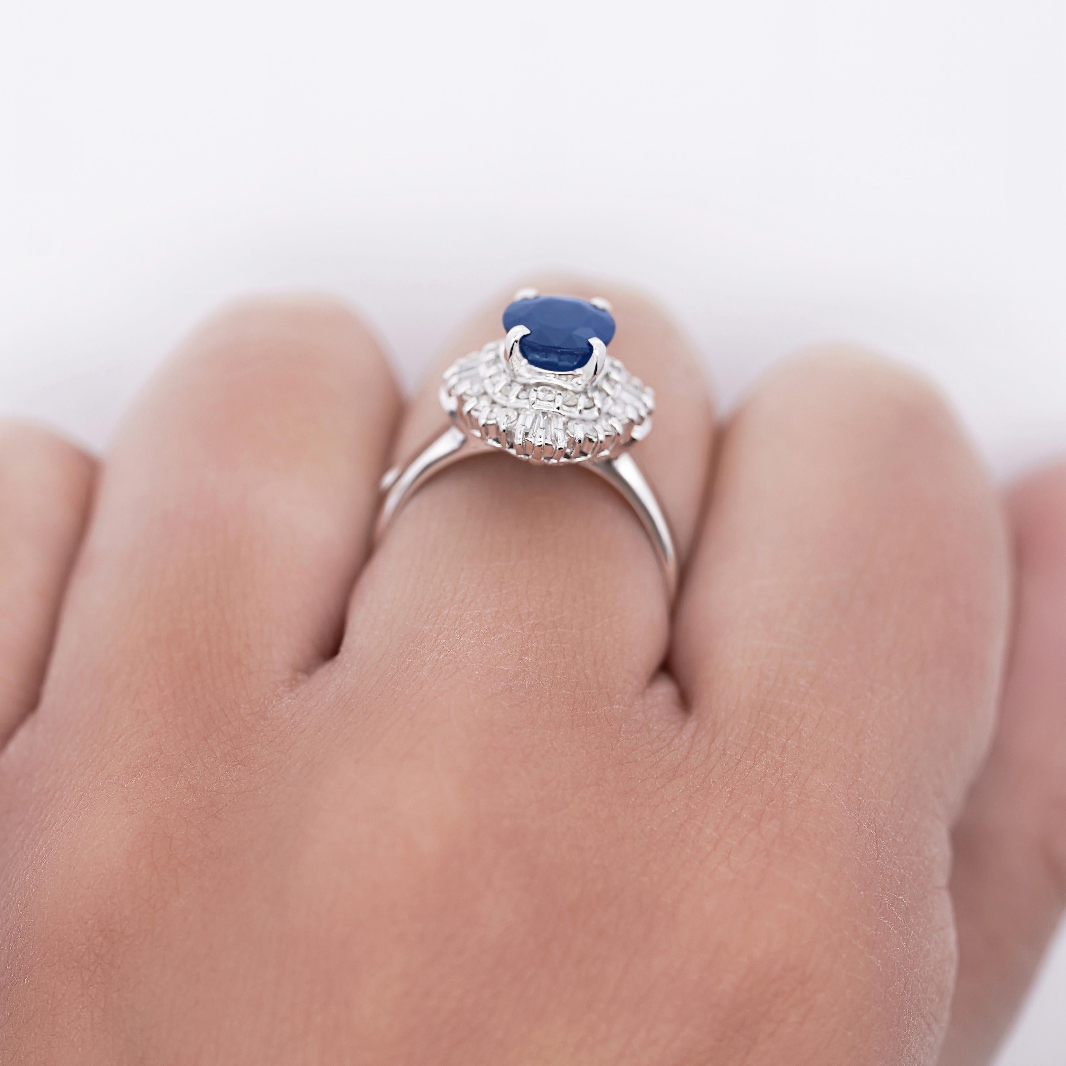 Anillo Halo Bailarina de Zafiro Azul Ovalado y Diamante de 2,8 Quilates en Nuevo estado para la venta en Miami, FL