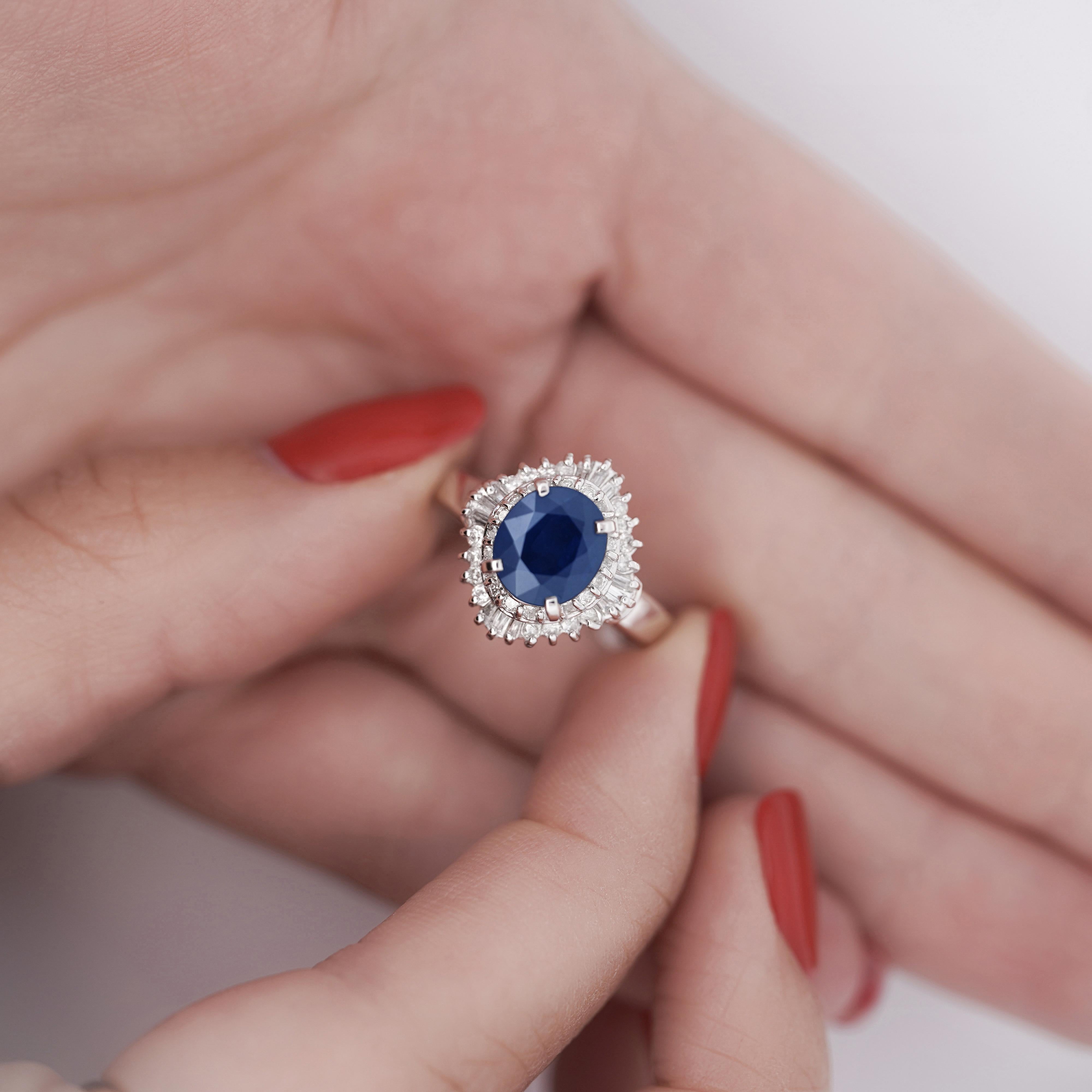 De las mujeres Anillo Halo Bailarina de Zafiro Azul Ovalado y Diamante de 2,8 Quilates en venta