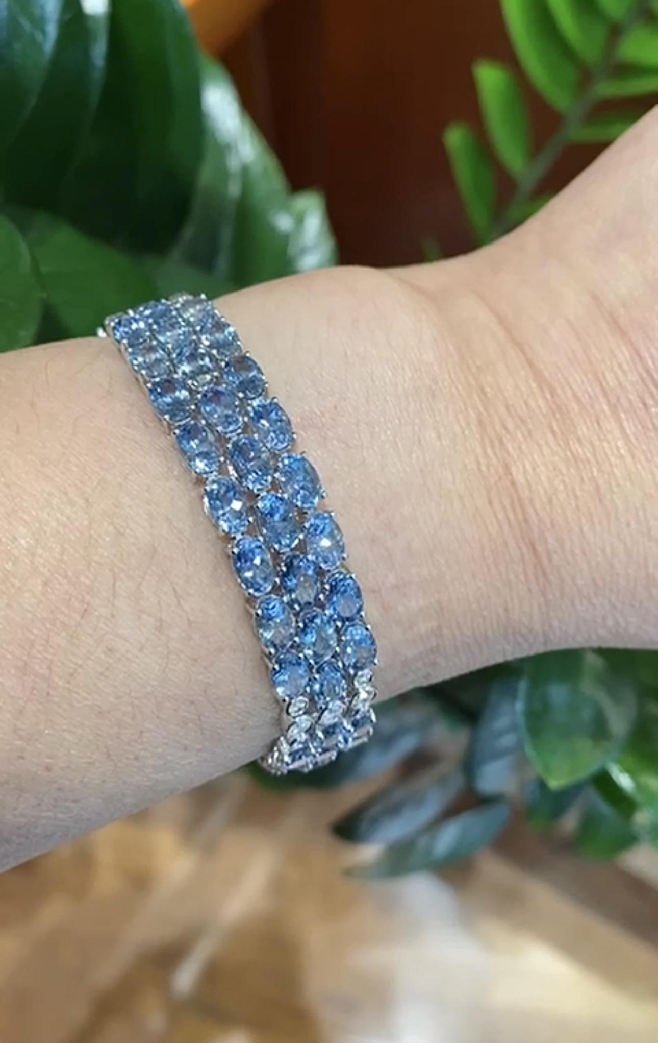 Pulsera de tenis de 3 filas con aguamarina talla oval de 28 quilates Corte oval en venta