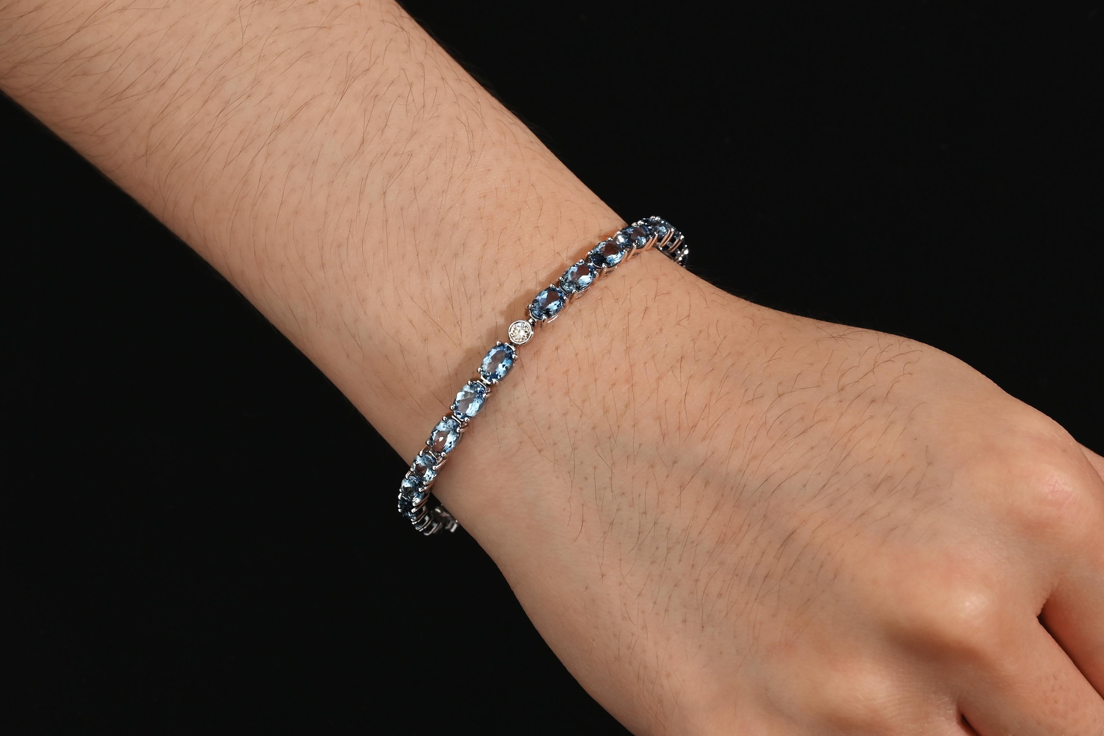 Pulsera de tenis de 3 filas con aguamarina talla oval de 28 quilates Corte oval en venta
