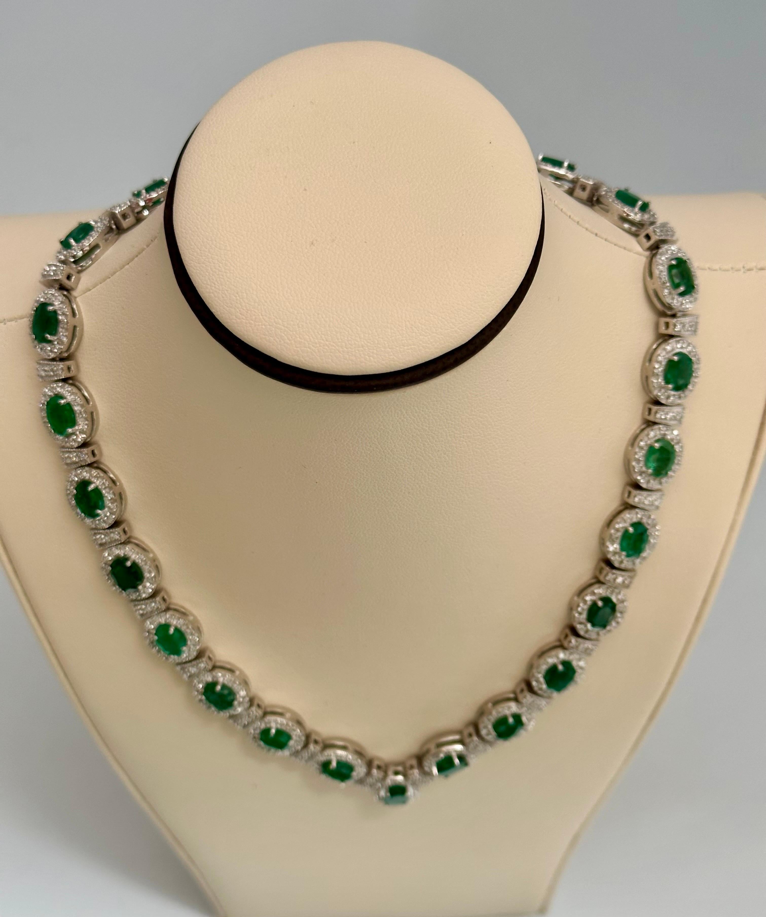 28 Carat Oval Shape Natural Emerald & 5 Carat Diamond Necklace in 14 Karat Gold For Sale 5