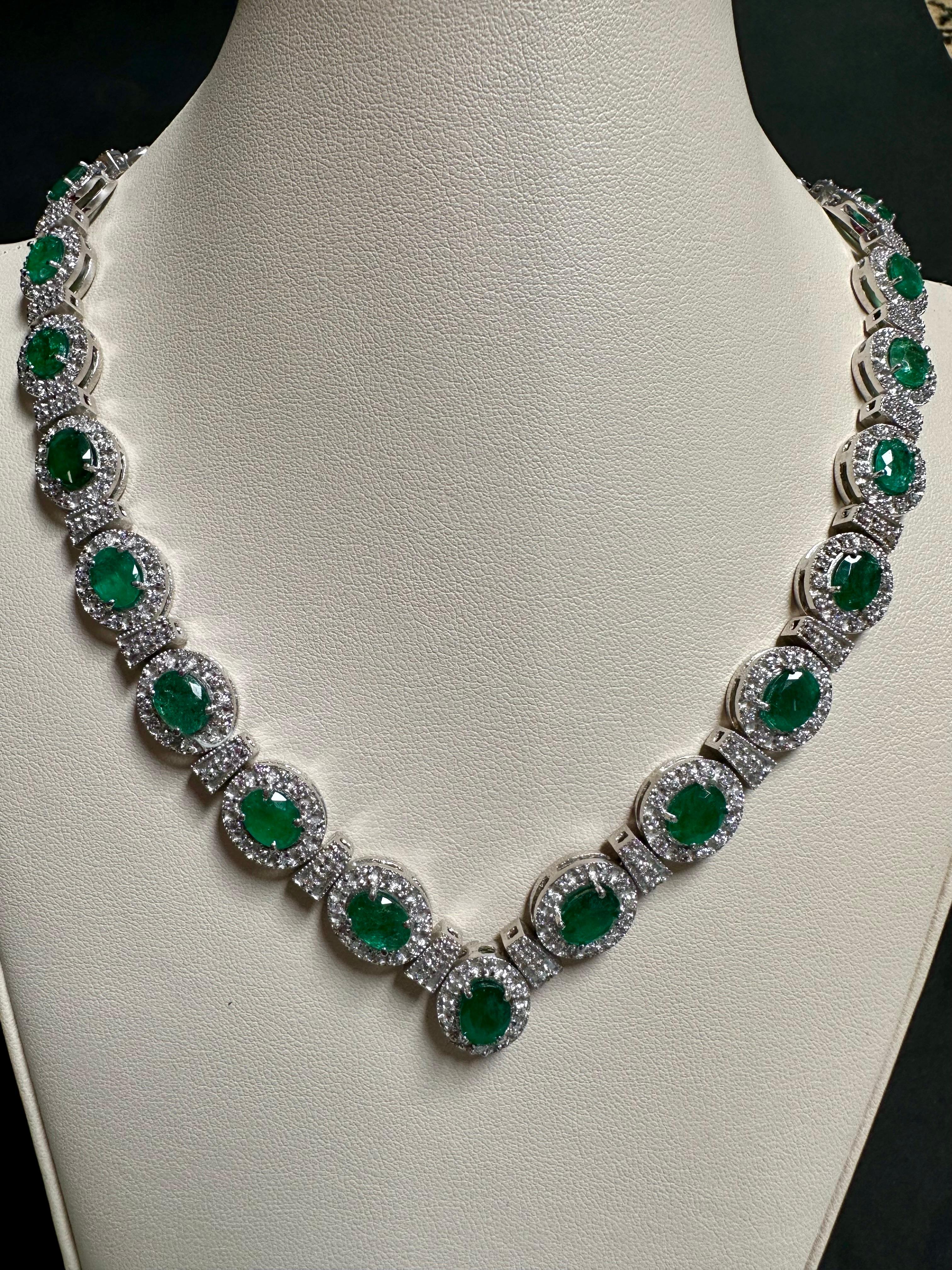 28 Carat Oval Shape Natural Emerald & 5 Carat Diamond Necklace in 14 Karat Gold For Sale 6