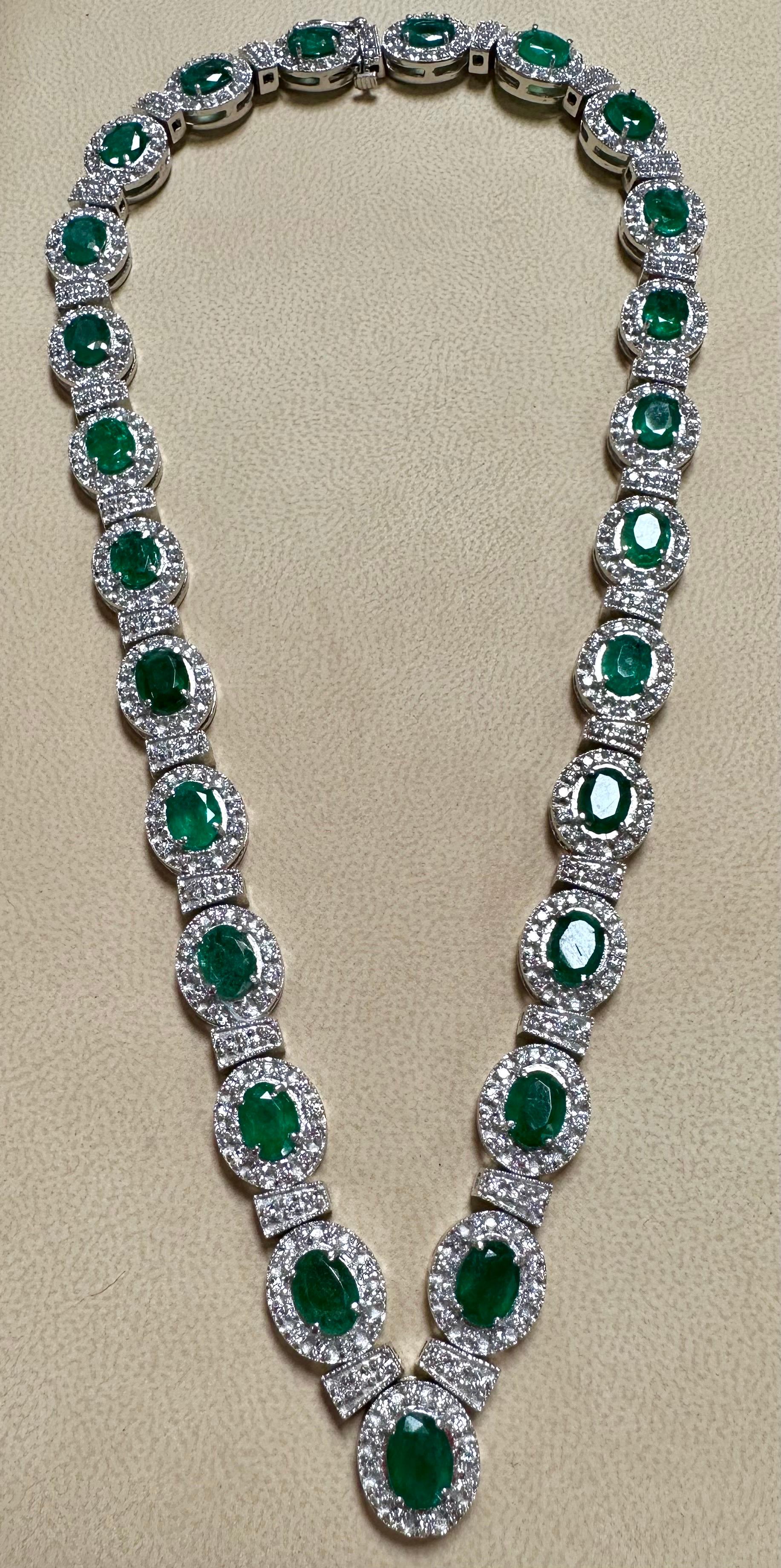 28 Carat Oval Shape Natural Emerald & 5 Carat Diamond Necklace in 14 Karat Gold For Sale 7