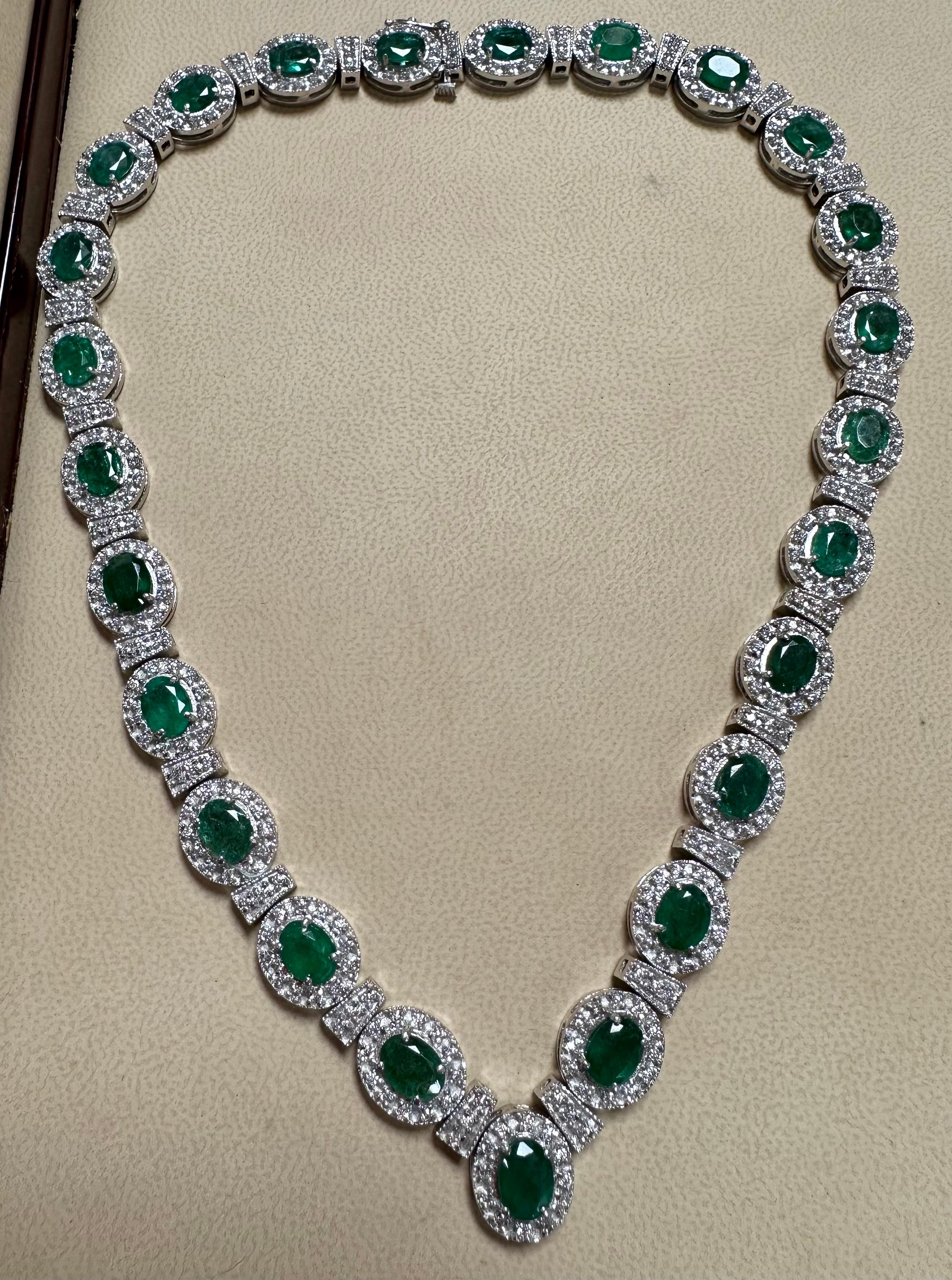 28 Carat Oval Shape Natural Emerald & 5 Carat Diamond Necklace in 14 Karat Gold For Sale 8