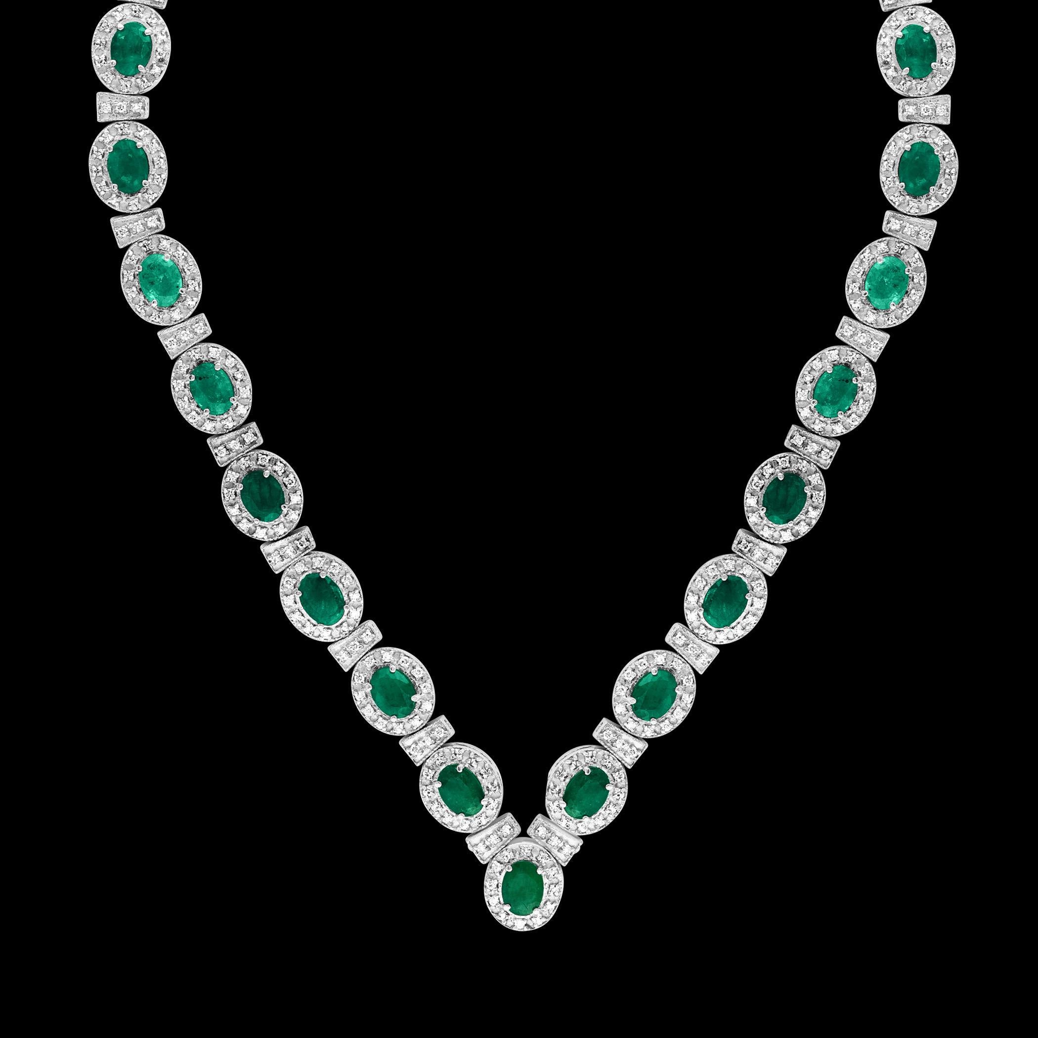 Collar de Esmeralda Natural Ovalada de 28 Quilates y Diamantes de 5 Quilates en Oro de 14 Kilates en venta 9