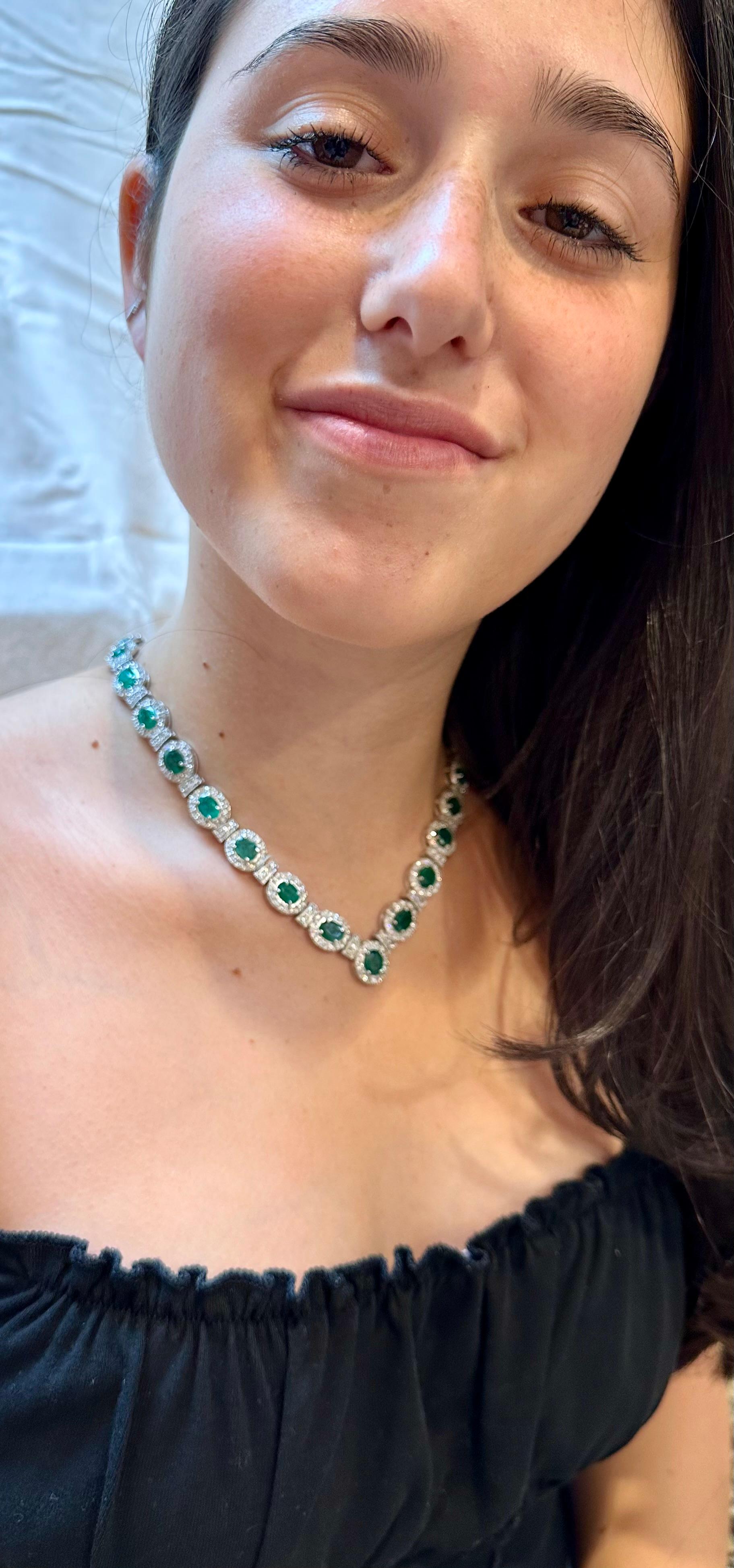 28 Carat Oval Shape Natural Emerald & 5 Carat Diamond Necklace in 14 Karat Gold For Sale 10