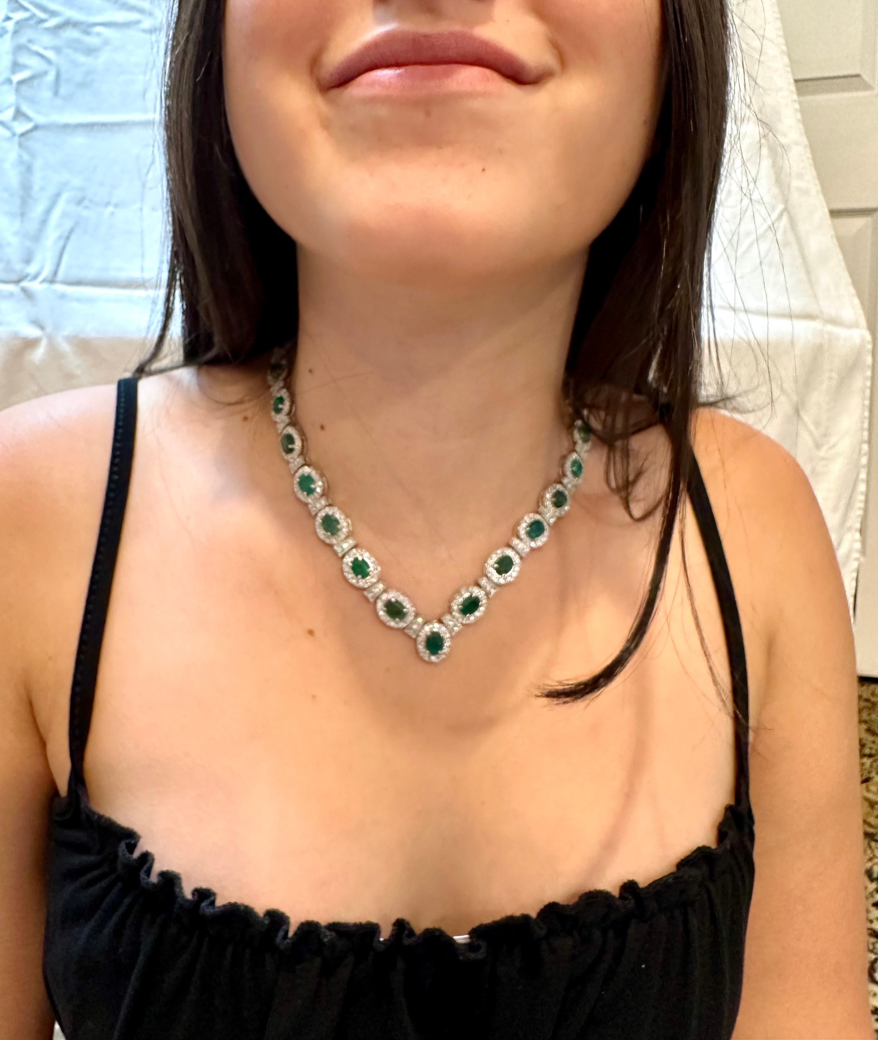 28 Carat Oval Shape Natural Emerald & 5 Carat Diamond Necklace in 14 Karat Gold For Sale 11