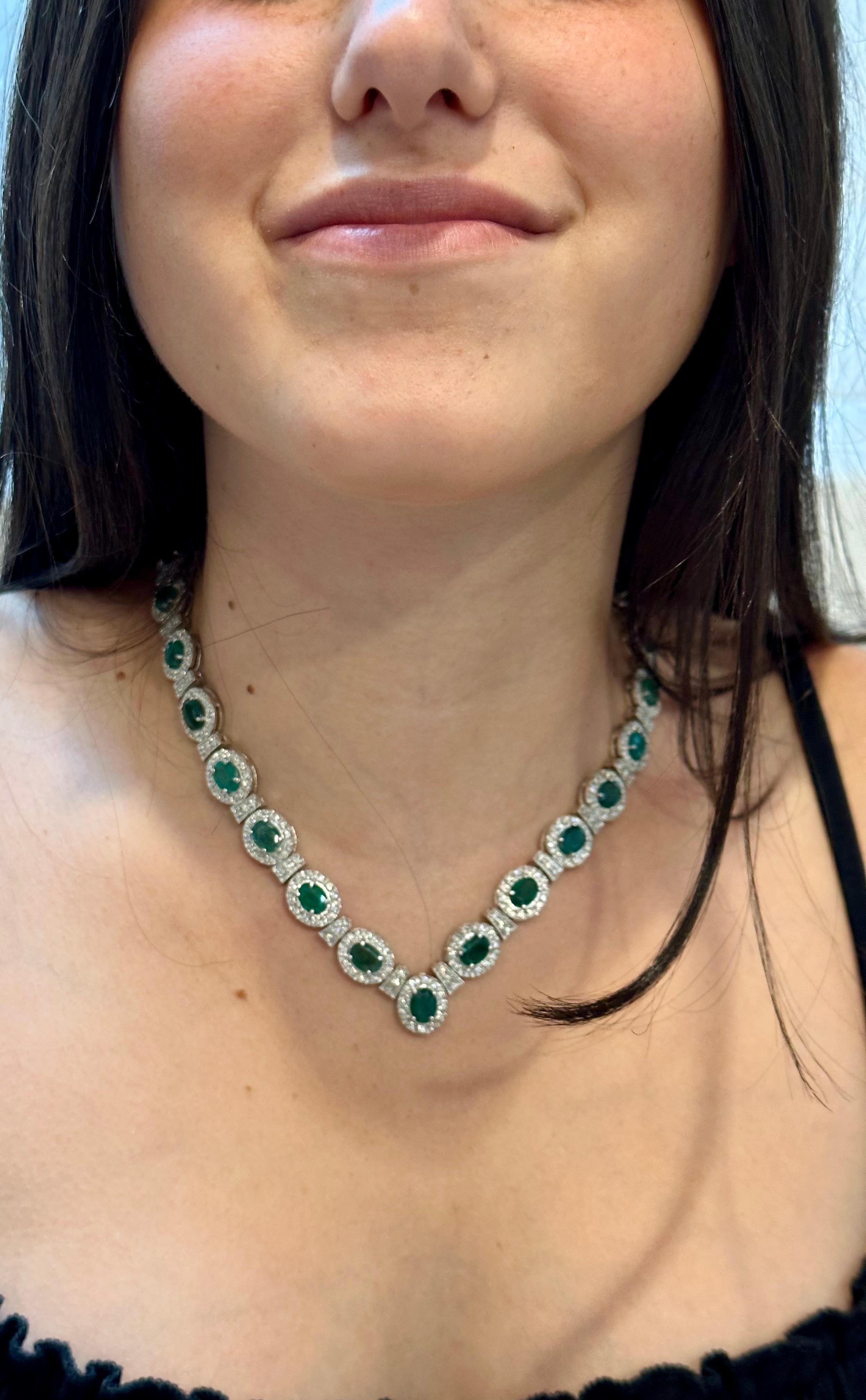 28 Carat Oval Shape Natural Emerald & 5 Carat Diamond Necklace in 14 Karat Gold For Sale 12