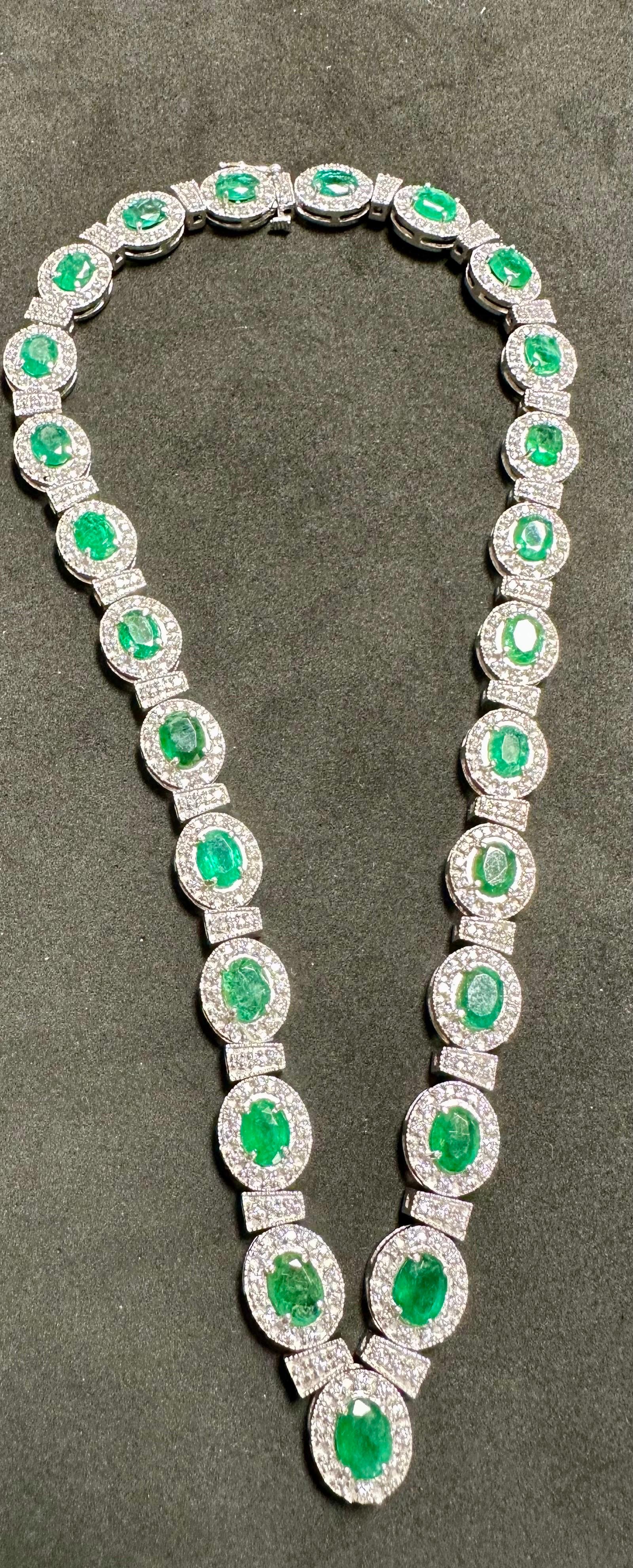 28 Carat Oval Shape Natural Emerald & 5 Carat Diamond Necklace in 14 Karat Gold In Excellent Condition For Sale In New York, NY