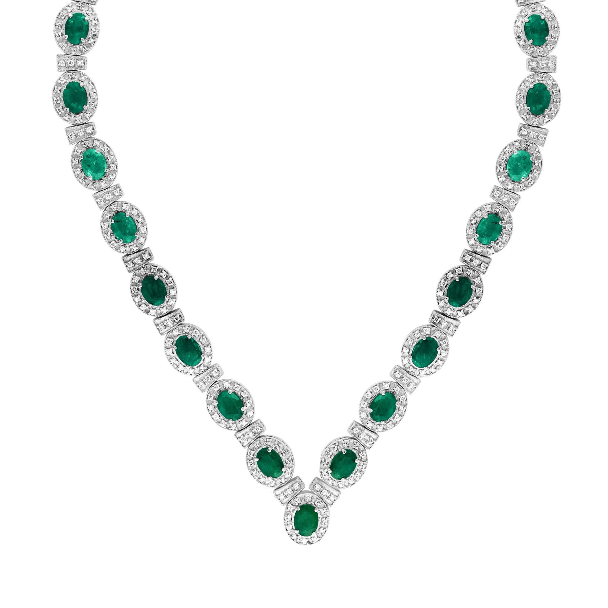 Women's 28 Carat Oval Shape Natural Emerald & 5 Carat Diamond Necklace in 14 Karat Gold For Sale