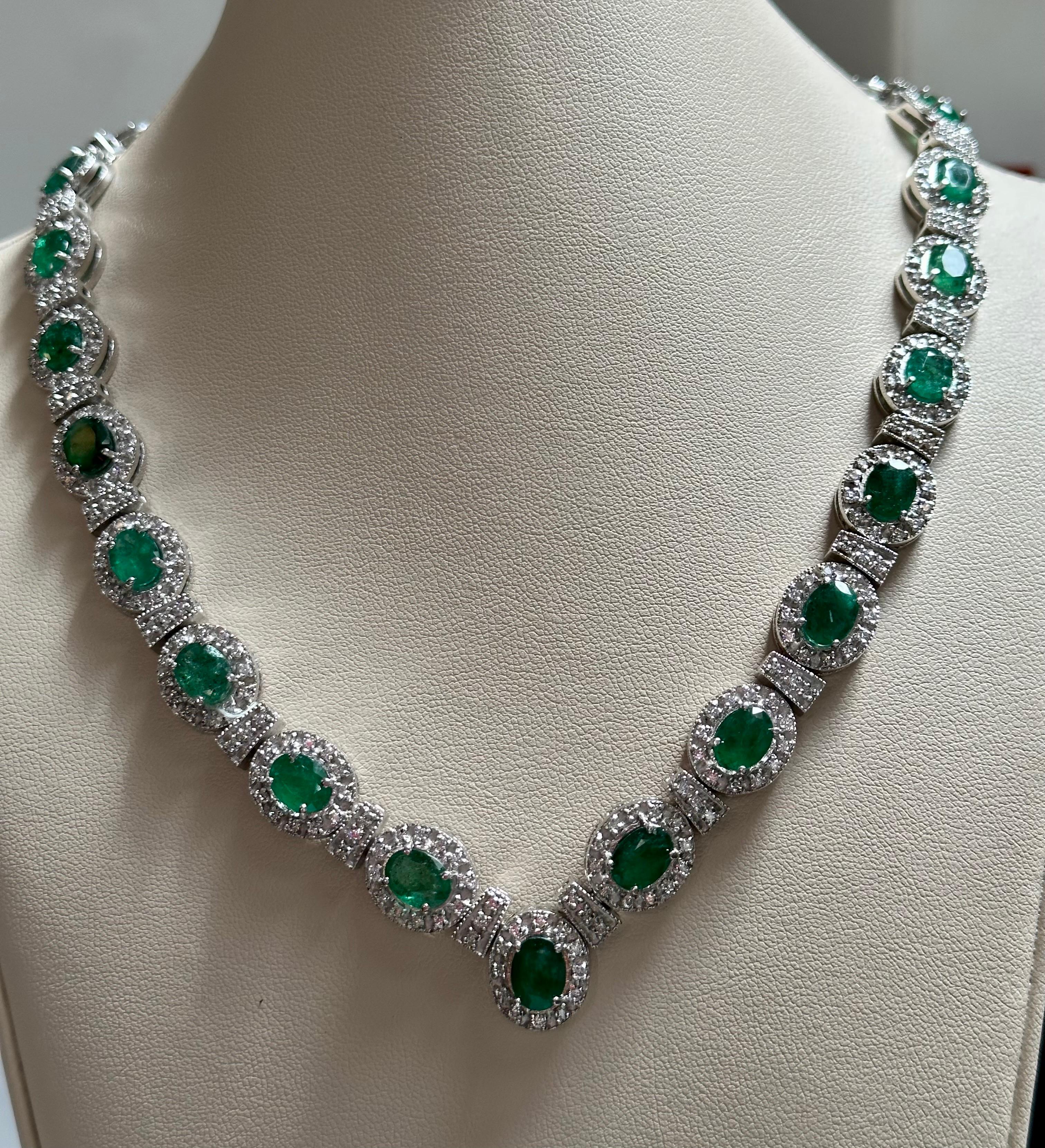 28 Carat Oval Shape Natural Emerald & 5 Carat Diamond Necklace in 14 Karat Gold For Sale 1