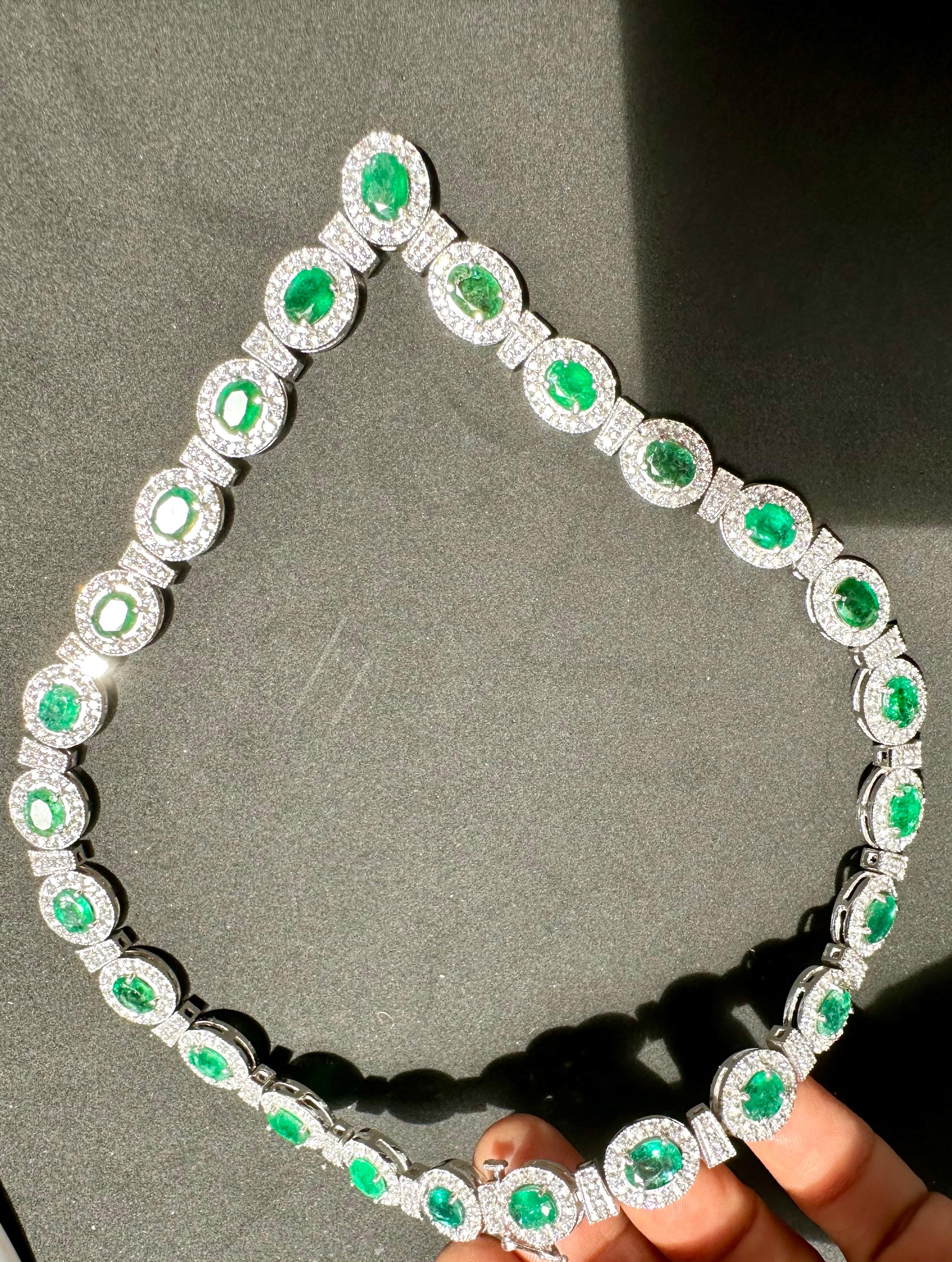 28 Carat Oval Shape Natural Emerald & 5 Carat Diamond Necklace in 14 Karat Gold For Sale 2