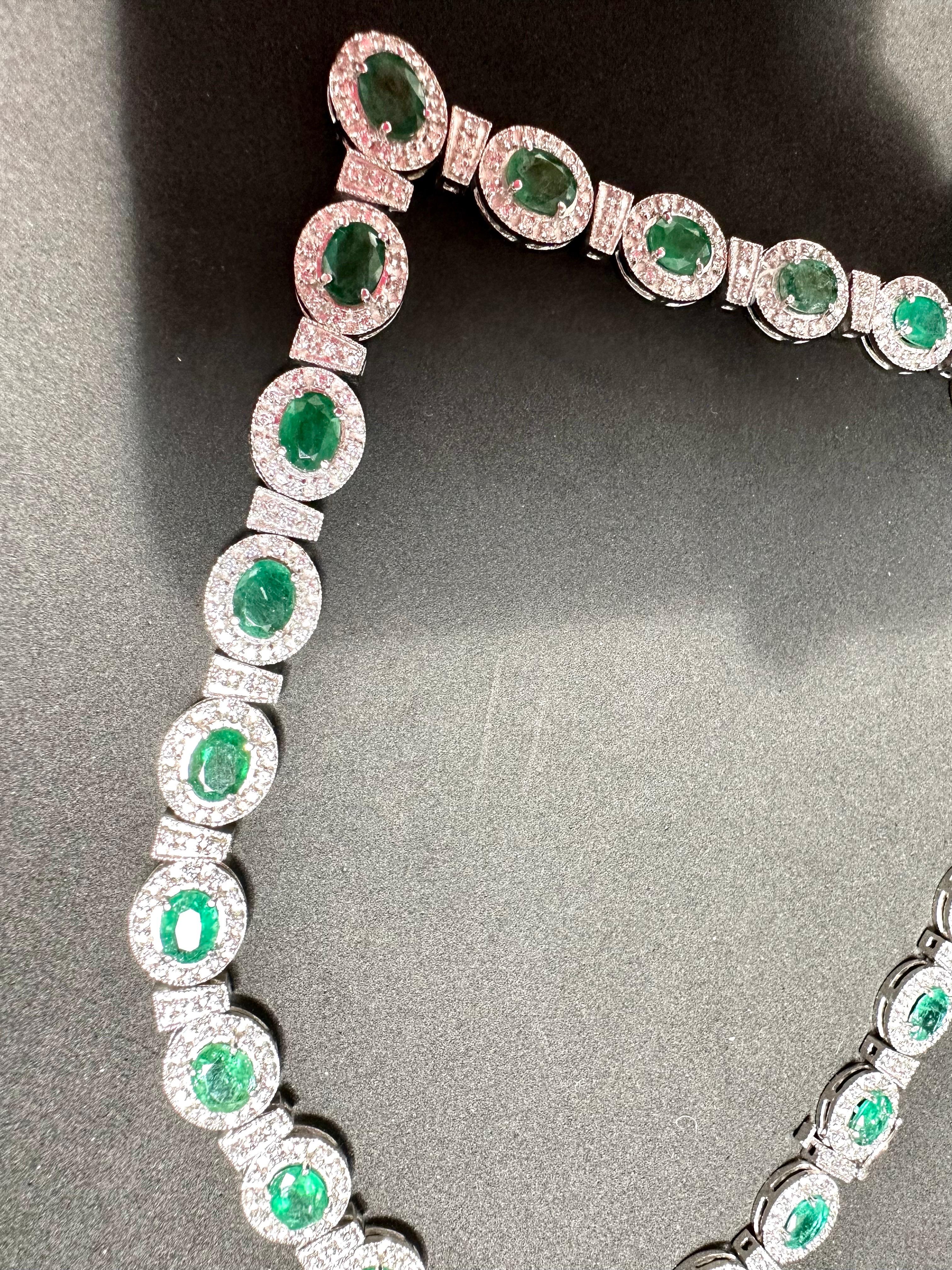 28 Carat Oval Shape Natural Emerald & 5 Carat Diamond Necklace in 14 Karat Gold For Sale 3