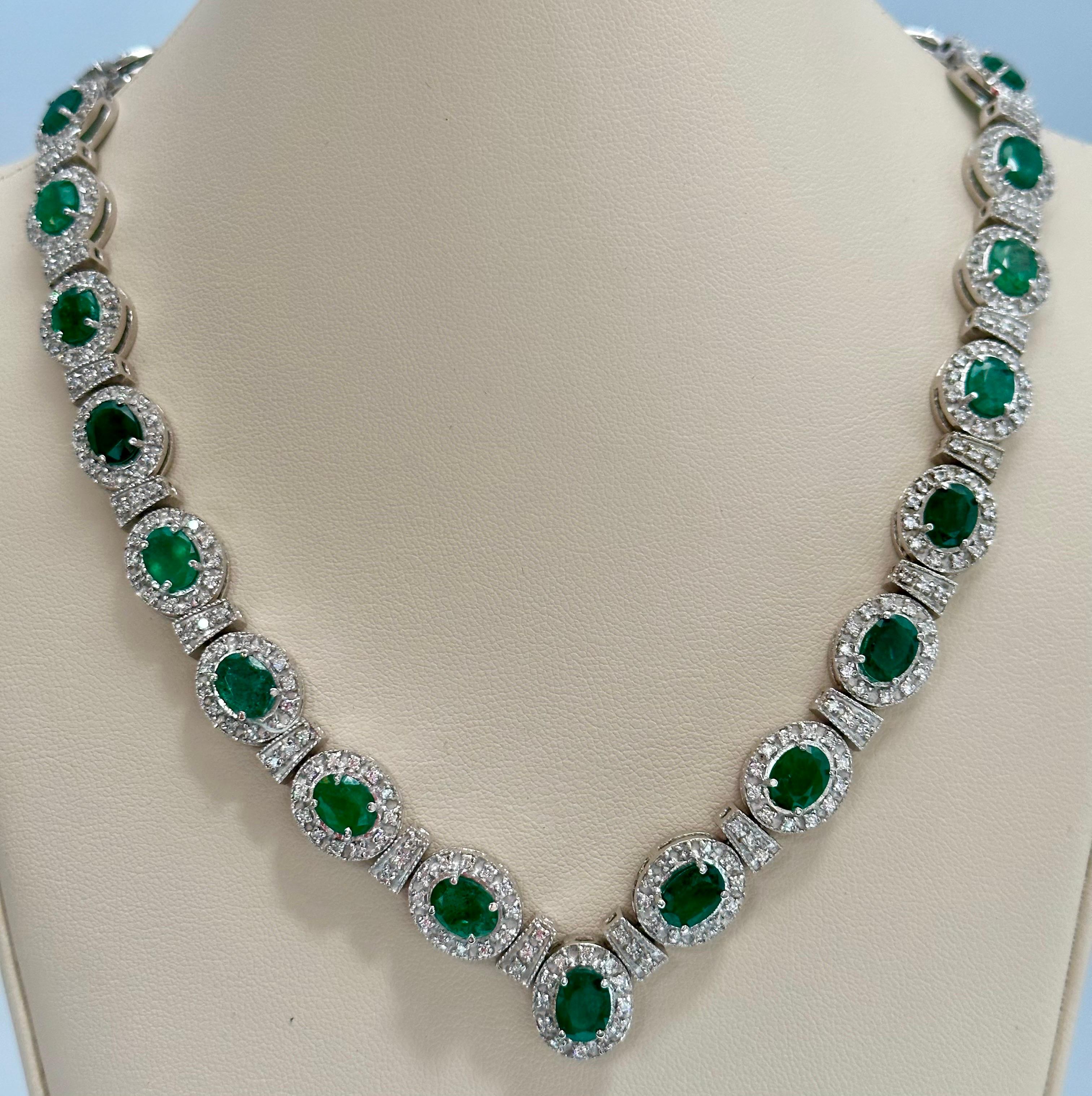 28 Carat Oval Shape Natural Emerald & 5 Carat Diamond Necklace in 14 Karat Gold For Sale 4