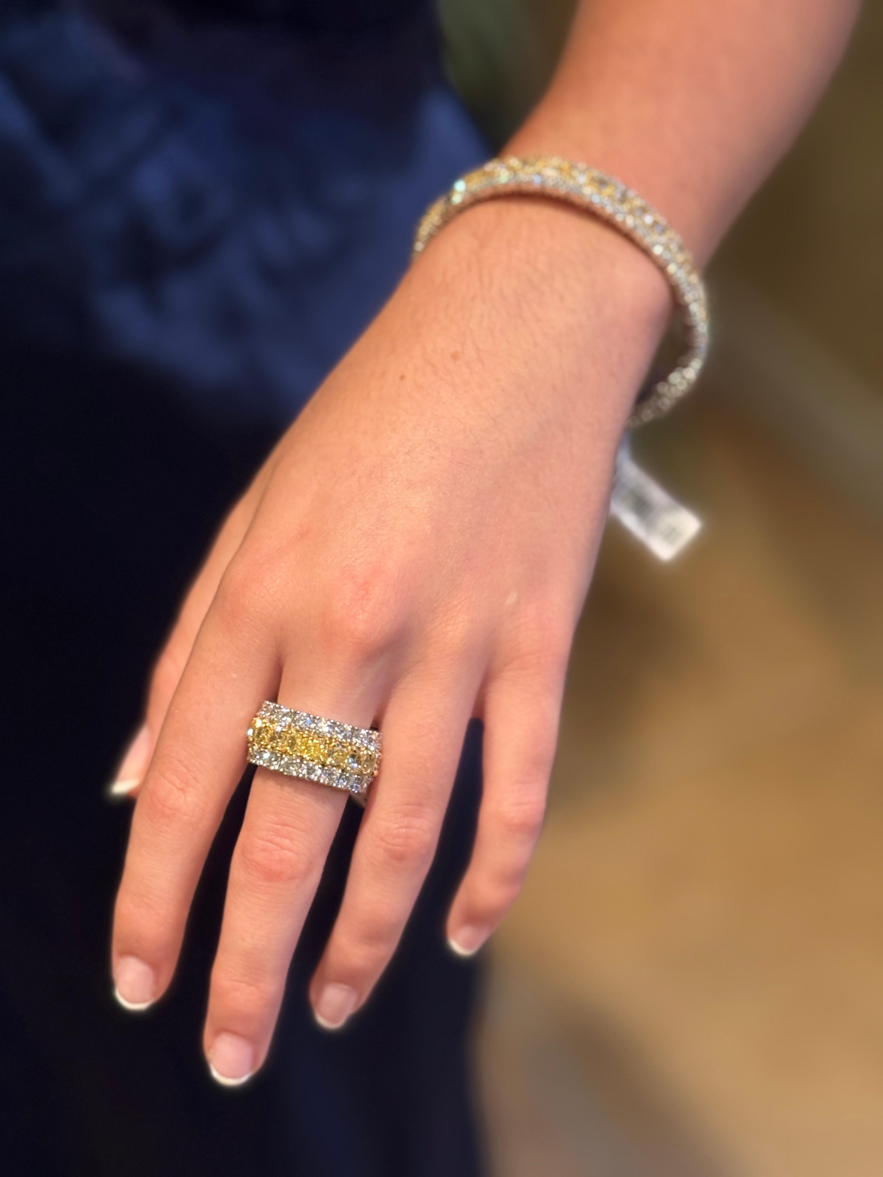 Moderno Bracciale con diamanti bianchi e gialli radianti da 28 carati in oro giallo 18 carati. in vendita