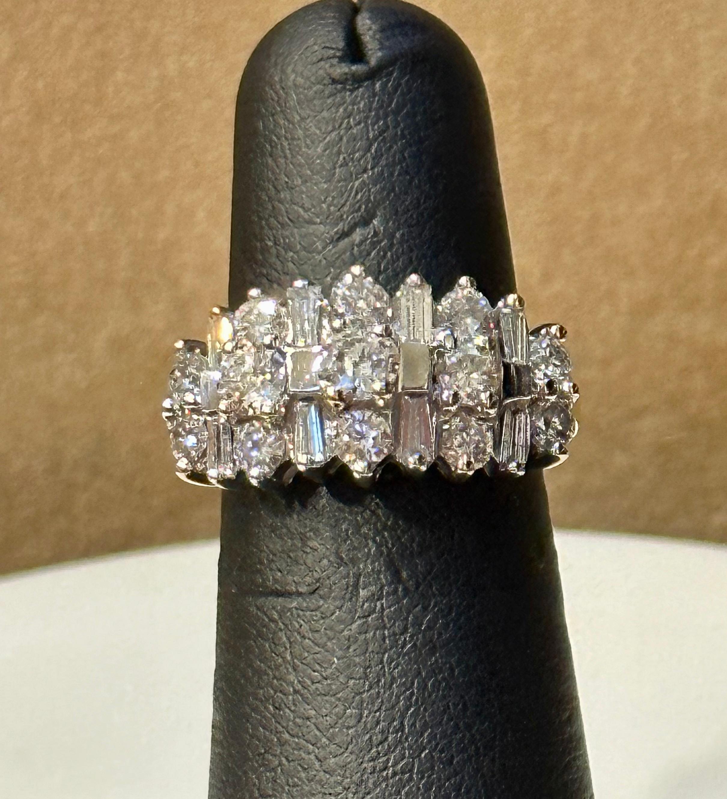 2.8 Carat Round & Baguettes Diamond Ring in 14 Karat White Gold Size 6 For Sale 5