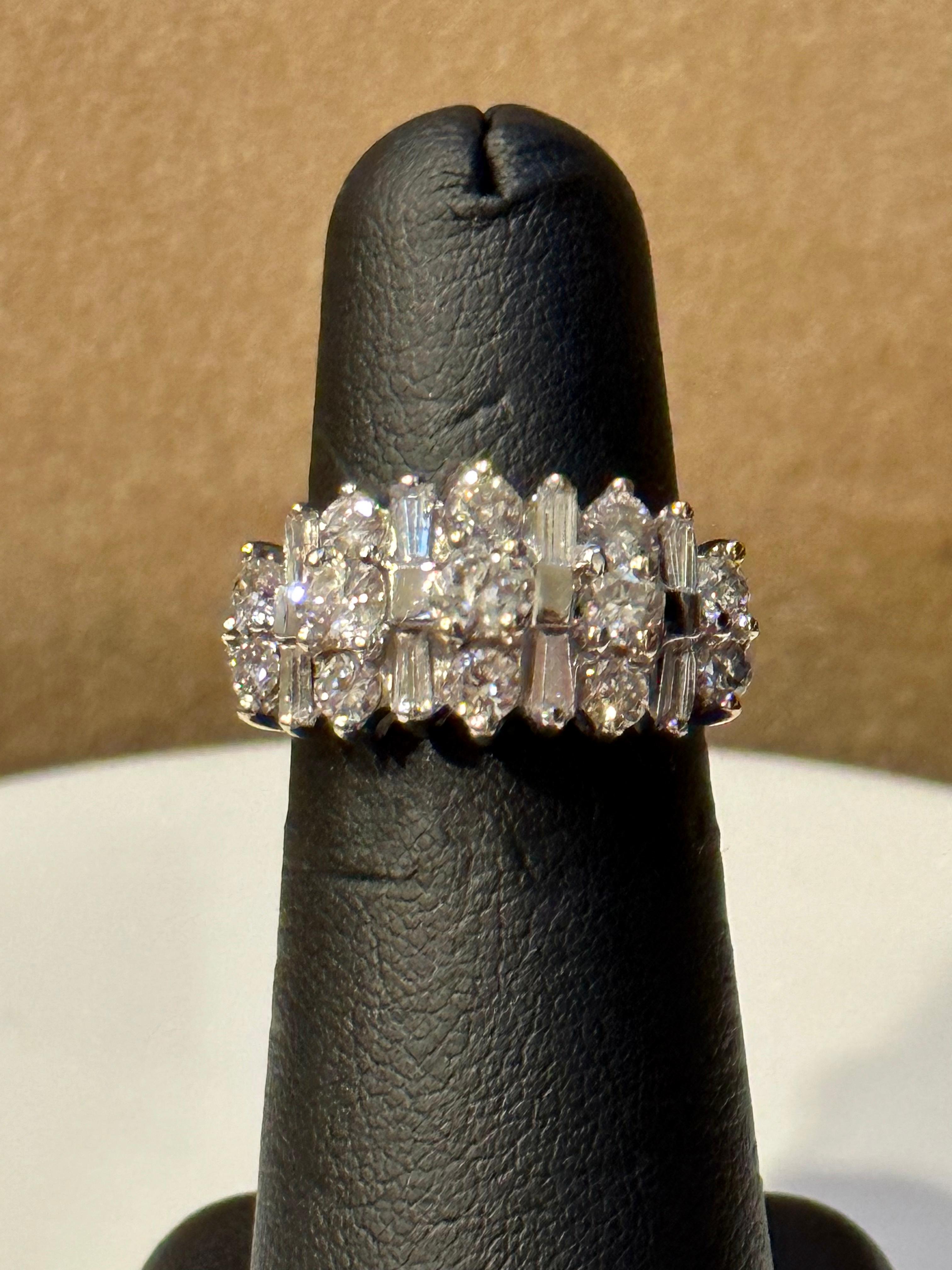 2.8 Carat Round & Baguettes Diamond Ring in 14 Karat White Gold Size 6 For Sale 6