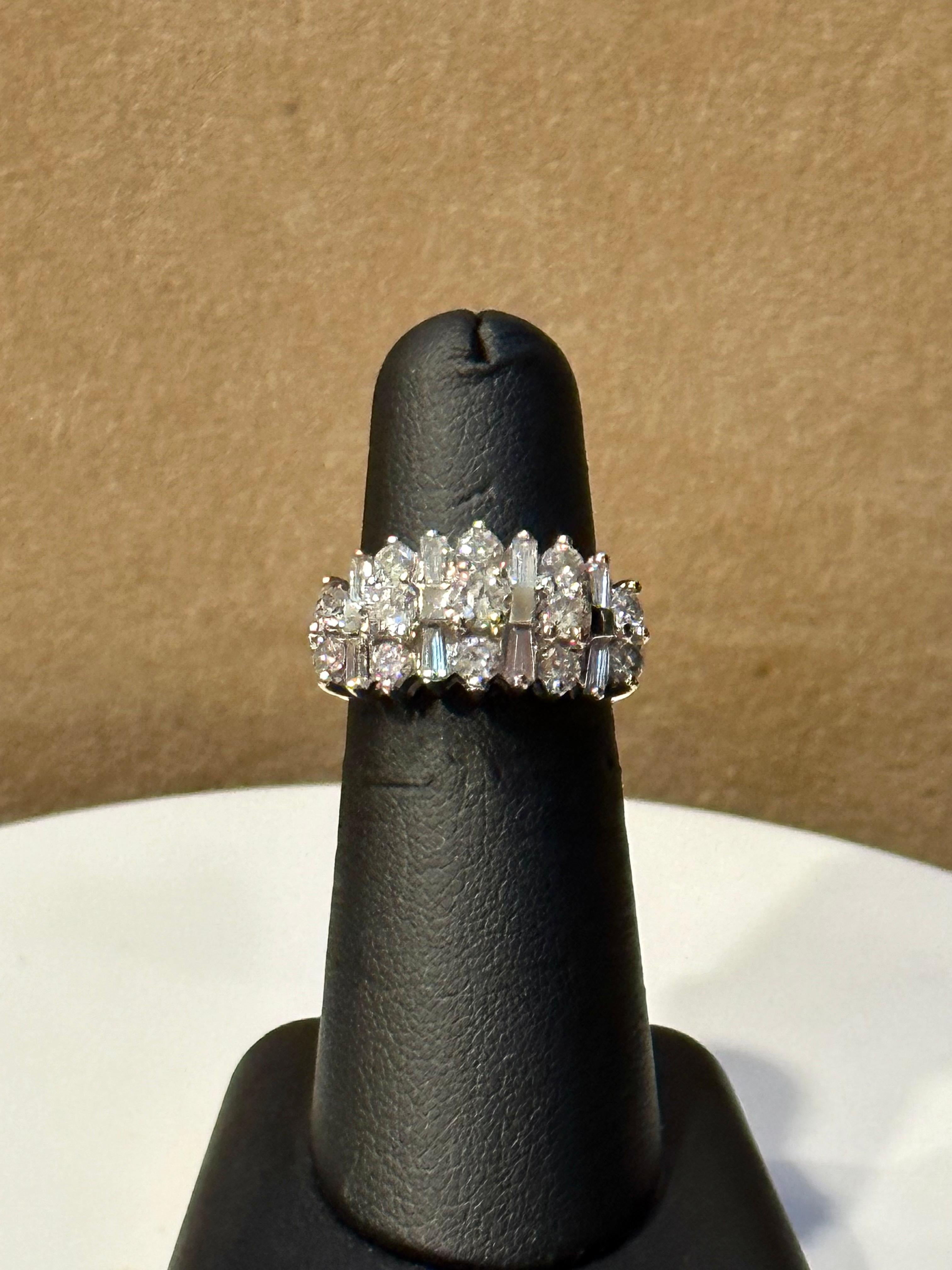 2.8 Carat Round & Baguettes Diamond Ring in 14 Karat White Gold Size 6 For Sale 7