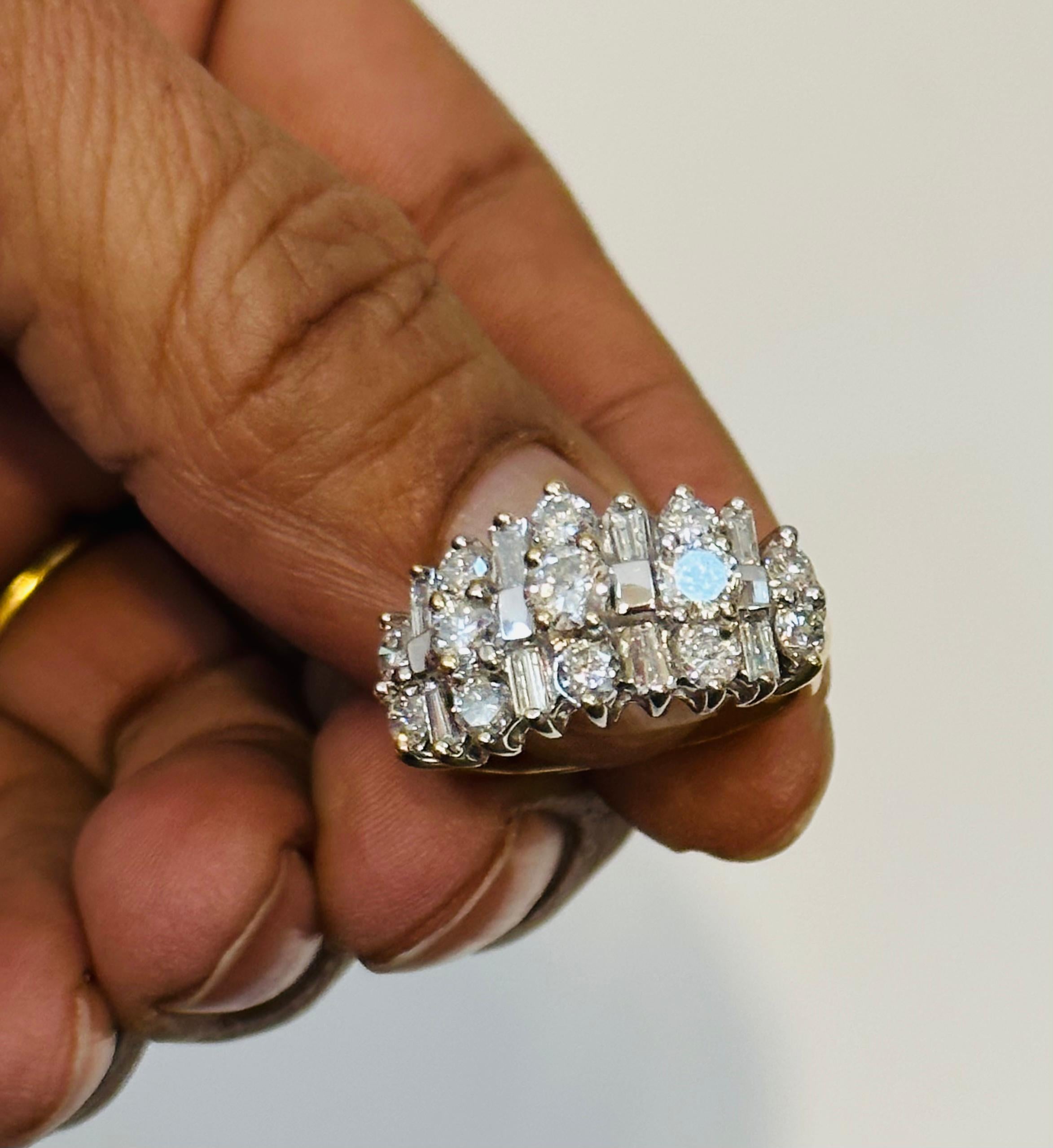 2,8 Karat runder & Baguettes-Diamantring aus 14 Karat Weißgold Größe 6 im Zustand „Hervorragend“ im Angebot in New York, NY