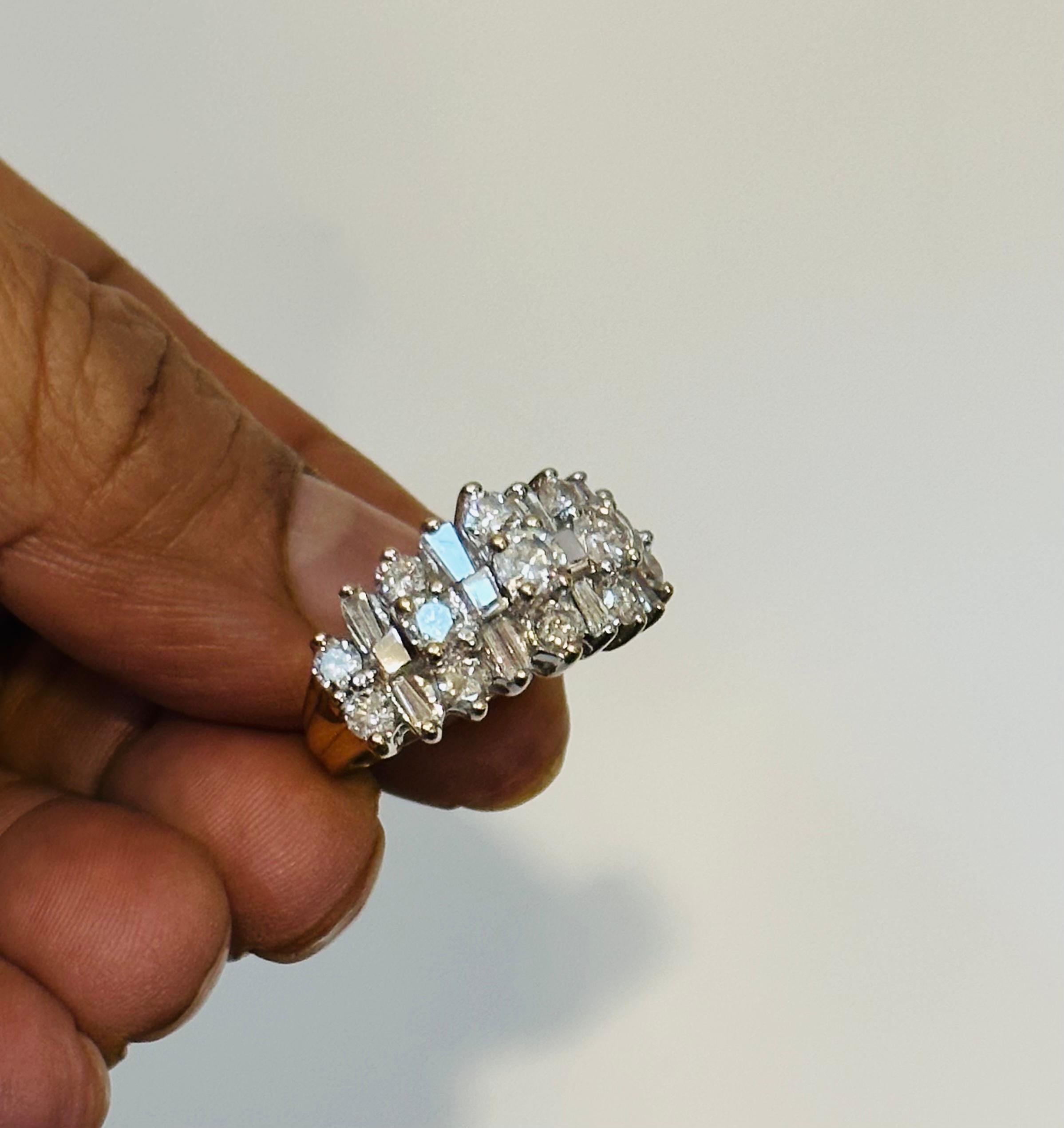 2,8 Karat runder & Baguettes-Diamantring aus 14 Karat Weißgold Größe 6 Damen im Angebot