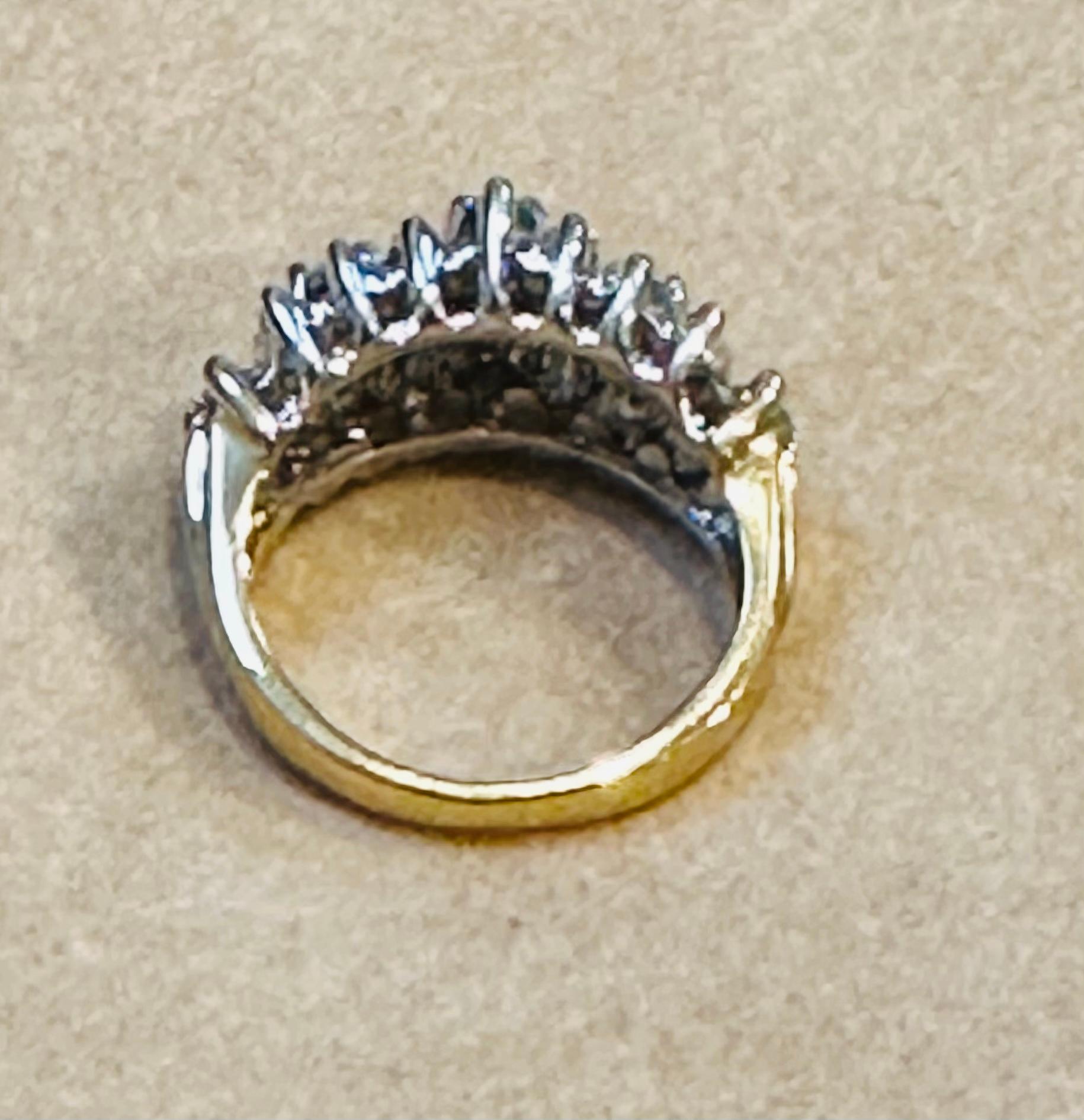 2.8 Carat Round & Baguettes Diamond Ring in 14 Karat White Gold Size 6 In Excellent Condition For Sale In New York, NY