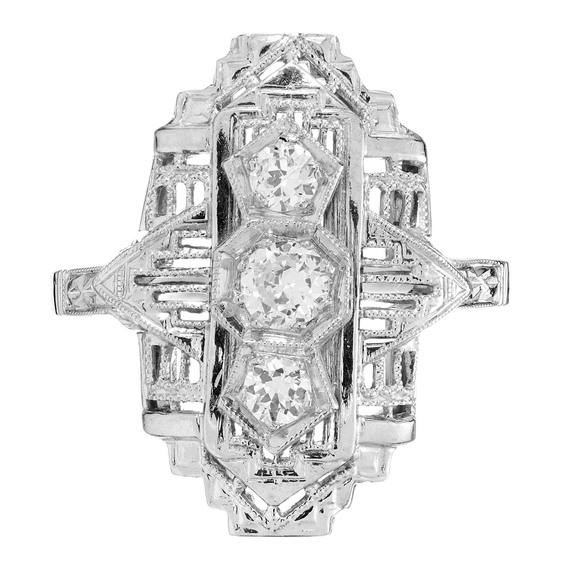 Erleben Sie zeitlose Eleganz mit unserem filigranen Dreistein-Diamantring aus Platin aus den frühen 1920er Jahren. Dieses exquisite Stück ist ein Meisterwerk der Kunst und des Designs, mit einem Trio von Diamanten im Rundschliff, die das Licht mit