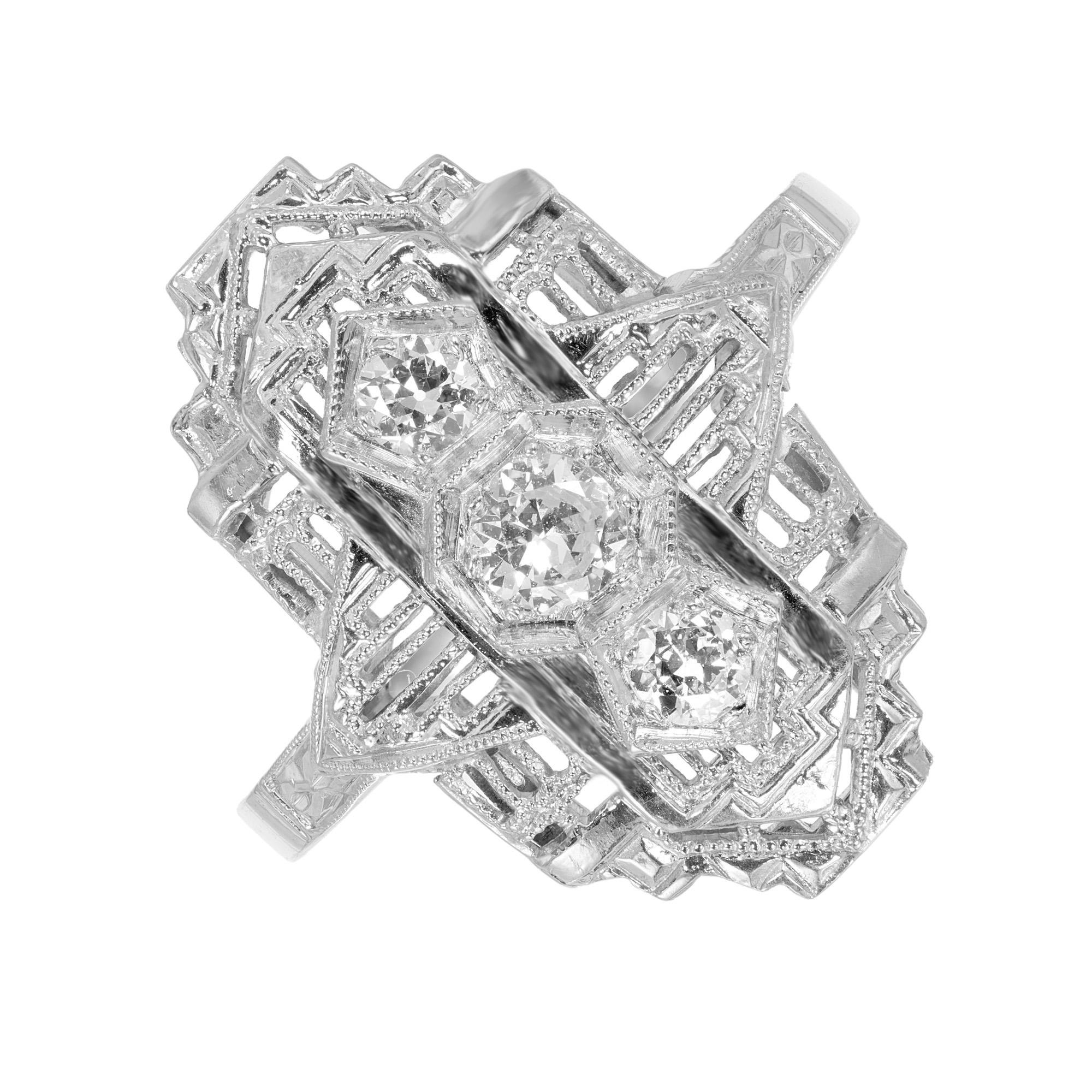 .28 Karat Runder Diamant Platin Filigraner Drei Stein Ring (Rundschliff) im Angebot
