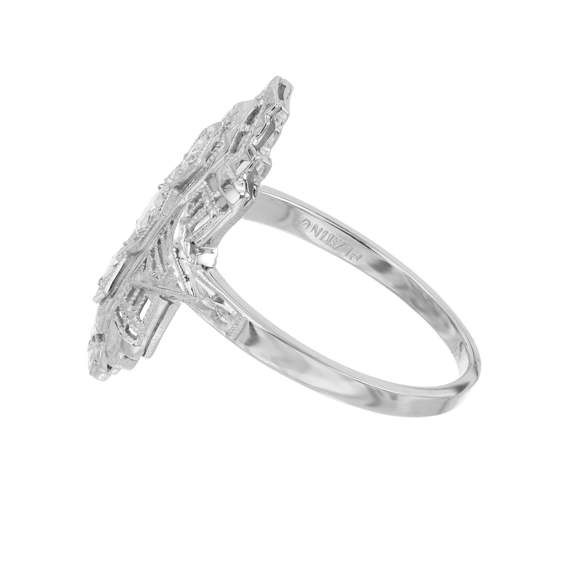 .28 Karat Runder Diamant Platin Filigraner Drei Stein Ring im Zustand „Gut“ im Angebot in Stamford, CT
