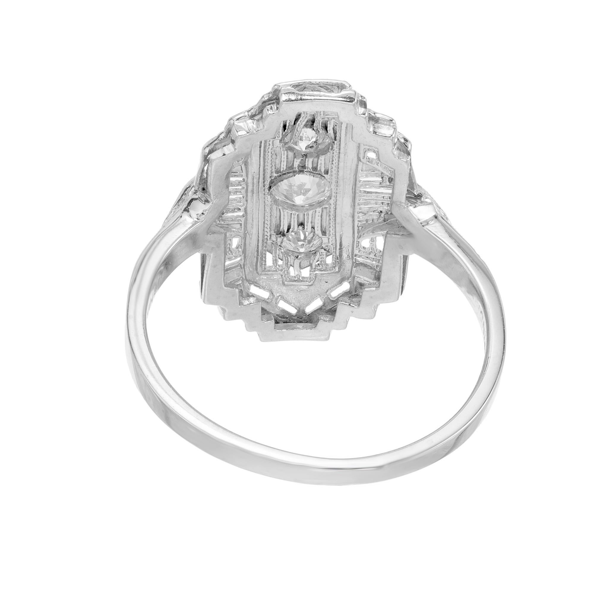 .28 Karat Runder Diamant Platin Filigraner Drei Stein Ring Damen im Angebot