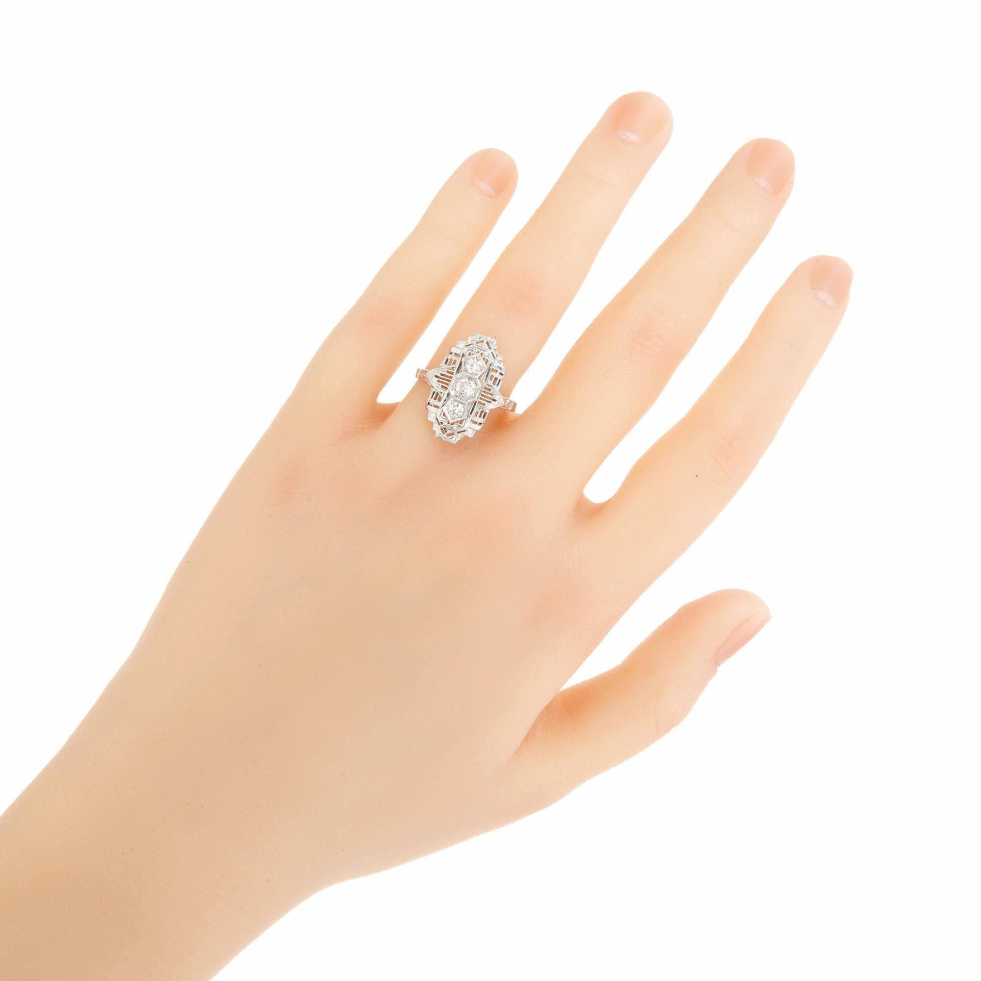 .28 Karat Runder Diamant Platin Filigraner Drei Stein Ring im Angebot 2